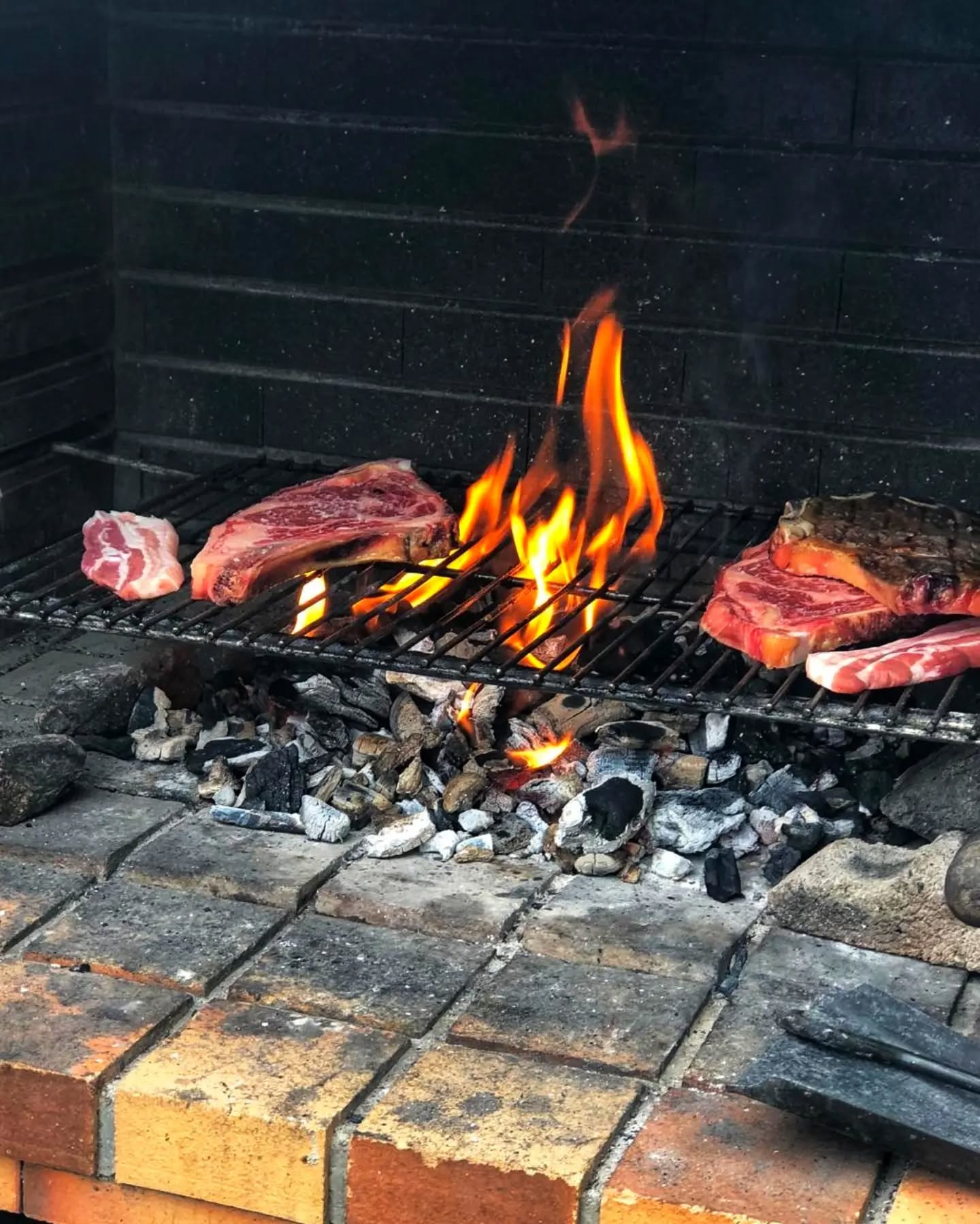 Fuego encendido, brasas vivas y el sabor del mediodía.
En Ca La Mary los fines de semana se viven despacio, entre risas, aromas y tiempo compartido 🔥
🫶🏼 Menciona en comentarios con quién pasarías un finde así.
#CaLaMary #findeconsabor #bbqtime #casavacacional #escapadacostabrava #slowlinving #casaconencanto #Vidreres