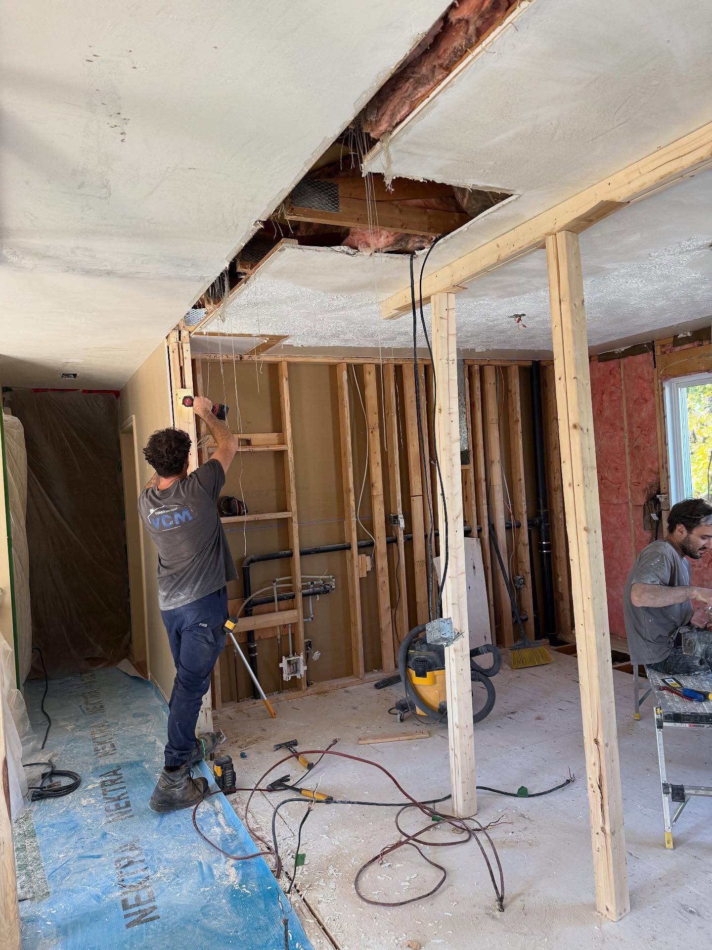 Début d’un nouveau projet à LaPrairie. On enlève le mur entre le salon et la cuisine pour y mettre une poutre LVL. #lvl #cuisine #constructionvcm #salon #renovation