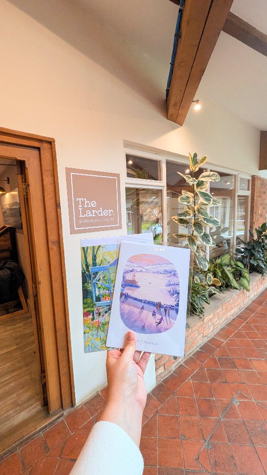 Restocked at @burroughcourt 🍂
Even though it's a rainy day Burrough Court is looking stunning in full autumn glory, and I've added some more colour to the shelf in the @thelarderburroughcourt, with garden themed cards, Christmas cards and the last 2 calendars!
Don't worry I'm putting an order in right now for some more as they've been so popular. I also had an amazing interview with Jess @thelittlebusinessfairy today so keep an eye out for that.
#stamfordlincs #rutlandart #meltonmowbray #rutlandcafe #burroughcourt #localchristmas #localchristmasshopping #rutlandchristmas #stamforduk
#shopstamforduk #oakham