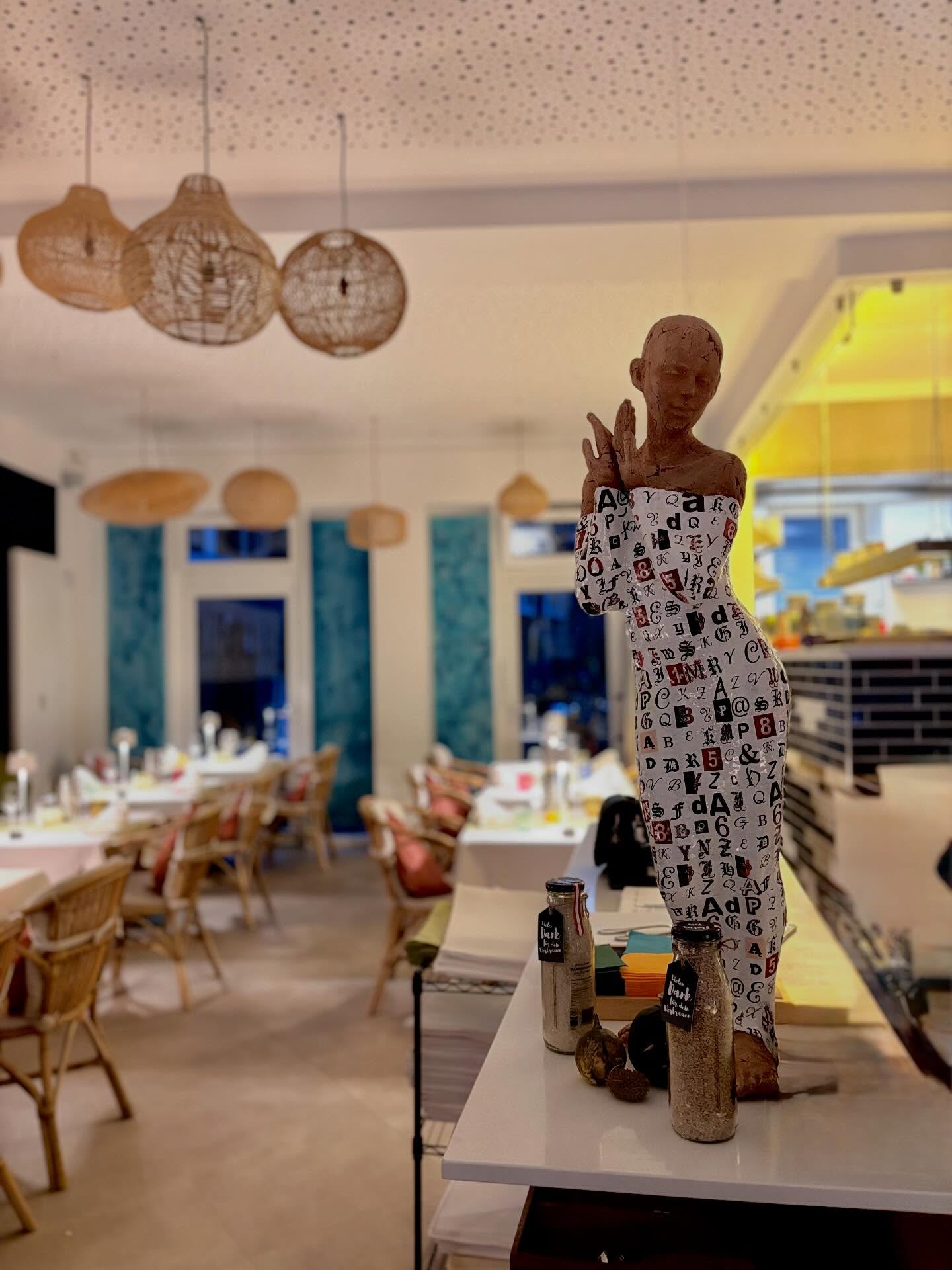 ✨ Voller Vorfreude und Elan starten wir in den letzten Abend dieser Woche.
Wir wünschen euch eine wunderbare Zeit und einen genussvollen Abend! 🥂
Ab Mittwoch sind wir ab 18 Uhr wieder für euch da. 💛
#leibeslust #genussmomente #abendstimmung #wochenende