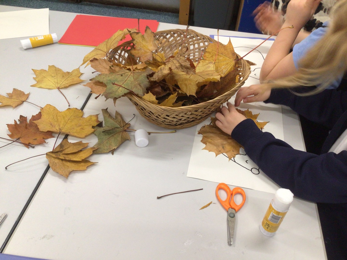 This week, our Year 1 students have been exploring seasonal changes! They’ve created beautiful leaf artwork to showcase how leaves transform in autumn. The children also used water colours to create amazing autumn pictures.
#SeasonalChange #Year1Learning #AutumnArt #SchoolLife #CommunityEngagement