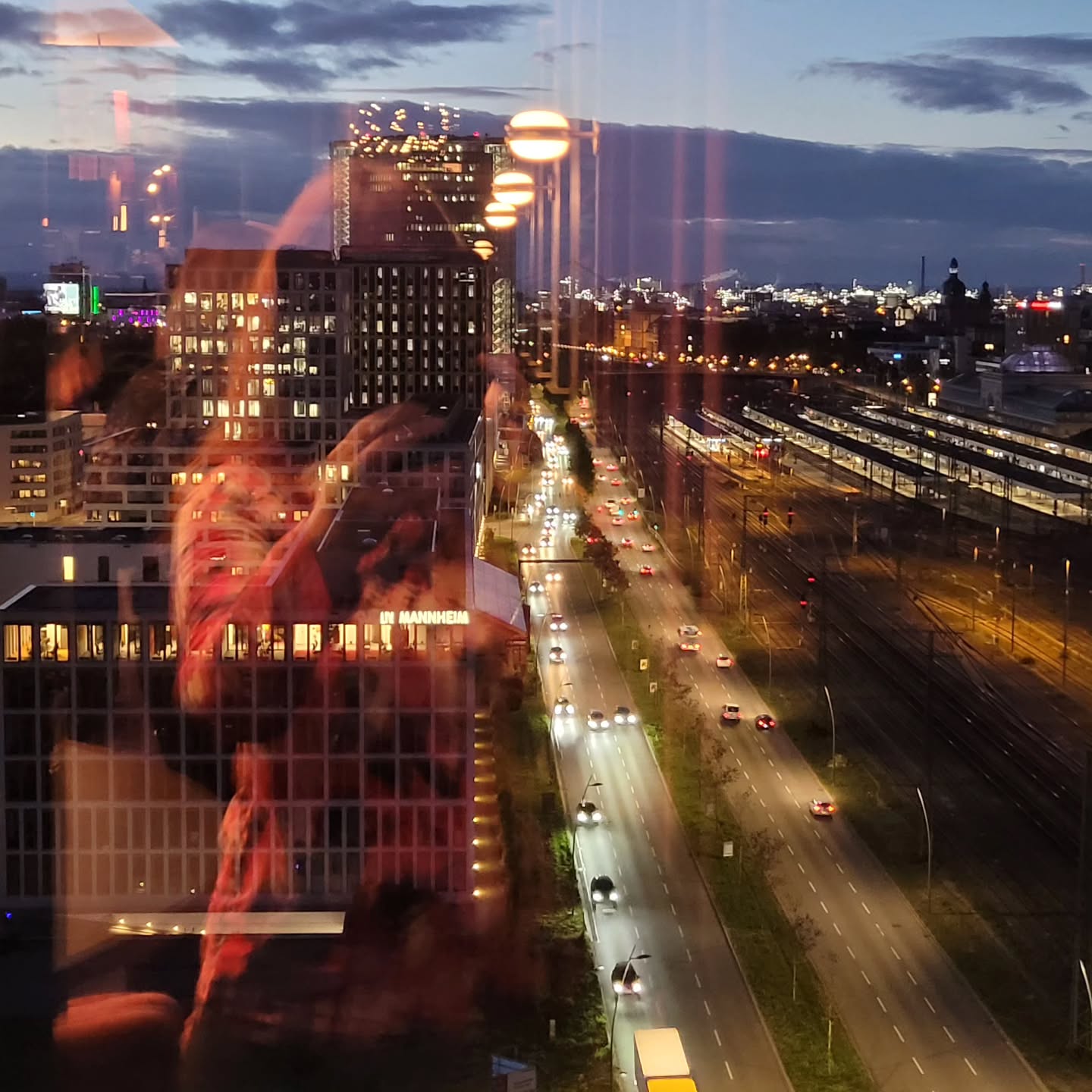 Bin ich unsichtbar, wenn ich in den Wechseljahren bin?👗
Sieht man mich noch? 👀
Die Falten werden mehr, das Gewicht verändert sich, der Kopf ist manchmal wie Watte.
Kennst du das auch?
Viele Frauen fühlen sich in dieser Lebensphase plötzlich übersehen. Doch das muss nicht sein!
Wir sind Frauen mitten im Leben. Wir haben so viel erlebt. Jede hat ihre eigene Vergangenheit, ihre eigene Lebenserfahrung. Jede Falte erzählt eine Geschichte. Jeder Blick in den Spiegel zeigt dich, so wie du jetzt bist. 👩👩🦰👩🦳👩🦱
Nein, wir sind nicht unsichtbar in den Wechseljahren. Wir dürfen zeigen, wer wir sind. Dürfen unsere Erfahrungen weitergeben. Dürfen stolz sein was wir bisher geleistet haben. 💖
Daher, liebe Frauen, krempelt die Ärmel hoch💪, richtet die Krone 👸 und zeigt euch. Vernetzt euch, tauscht euch aus und unterstützt euch gegenseitig. 🔊
Denn gemeinsam sind wir nicht nur sichtbar, sondern strahlen ✨️ Kraft und Lebendigkeit aus.
Herzlichst, eure Rita 💜
#wechseljahre #mitteimleben #frauenpower #frauennetzwerk #mehrsichtbarkeit #gemeinsamstark #selbstvertrauen #selbstliebe #empowerment #frausein #neckargemünd