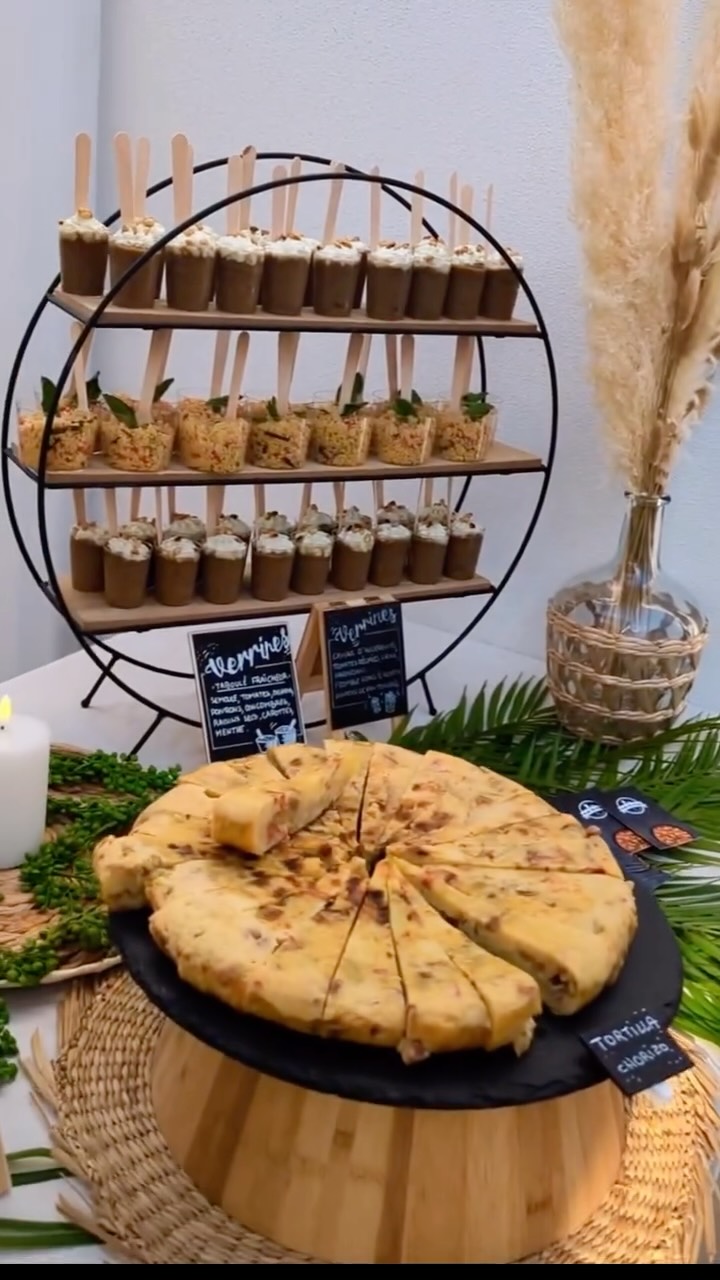 🔥 De la cuisine au buffet ✨
Quand nos accras de poisson soigneusement préparés en cuisine rejoignent un buffet de tapas coloré et gourmand 😋
Réserve vite ton buffet pour 2026, notre planning se rempli vite 📆 !
#weddingplanner #wedding #mariage #traiteurmariage #montpellier #montpellierfood #paella #paellalovers #fideua #spanish #spanishdishes #gastronomieespagnole #herault #suddefrance