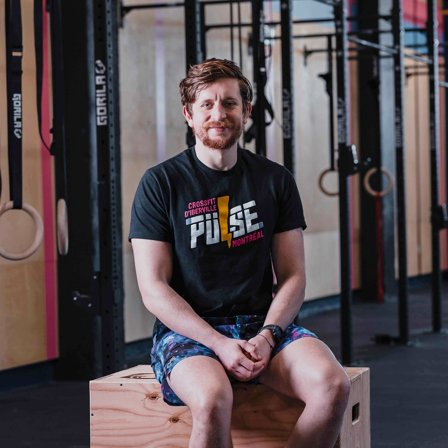 @cfpulsemtl member spotlight: @antho2pinrowww
⚡️ 🌈 💜 🤸
“J’aime le CrossFit pour de nombreuses raisons qui évoluent au fil du temps. Au début, c’était surtout pour me sentir mieux dans ma peau. Mais j’ai vite découvert tous les autres avantages ! L’aspect social est particulièrement fort à Pulse Montréal: tous les soirs, sur tous les créneaux, on retrouve des copains.
J’ai eu l’occasion de rencontrer beaucoup de personnes qui sont devenues de vrais amis au fil du temps. Mais surtout, j’ai rencontré ma femme dans une box de CrossFit il y a 6 ans maintenant.
Aujourd’hui, mon objectif principal à travers le CrossFit est de rester jeune dans mon corps le plus longtemps possible, et d’avoir la liberté de m’amuser dans n’importe quel loisir sportif que j’entreprends. Je me sens donc au bon endroit à Pulse Montréal pour nourrir mon esprit de compétition, mais surtout pour bien bouger grâce à un coaching exceptionnel.”
📸 @manon.photopro @thomasfaso
#crossfit #crossfitcanada #pulsemontreal #crossfitdiberville