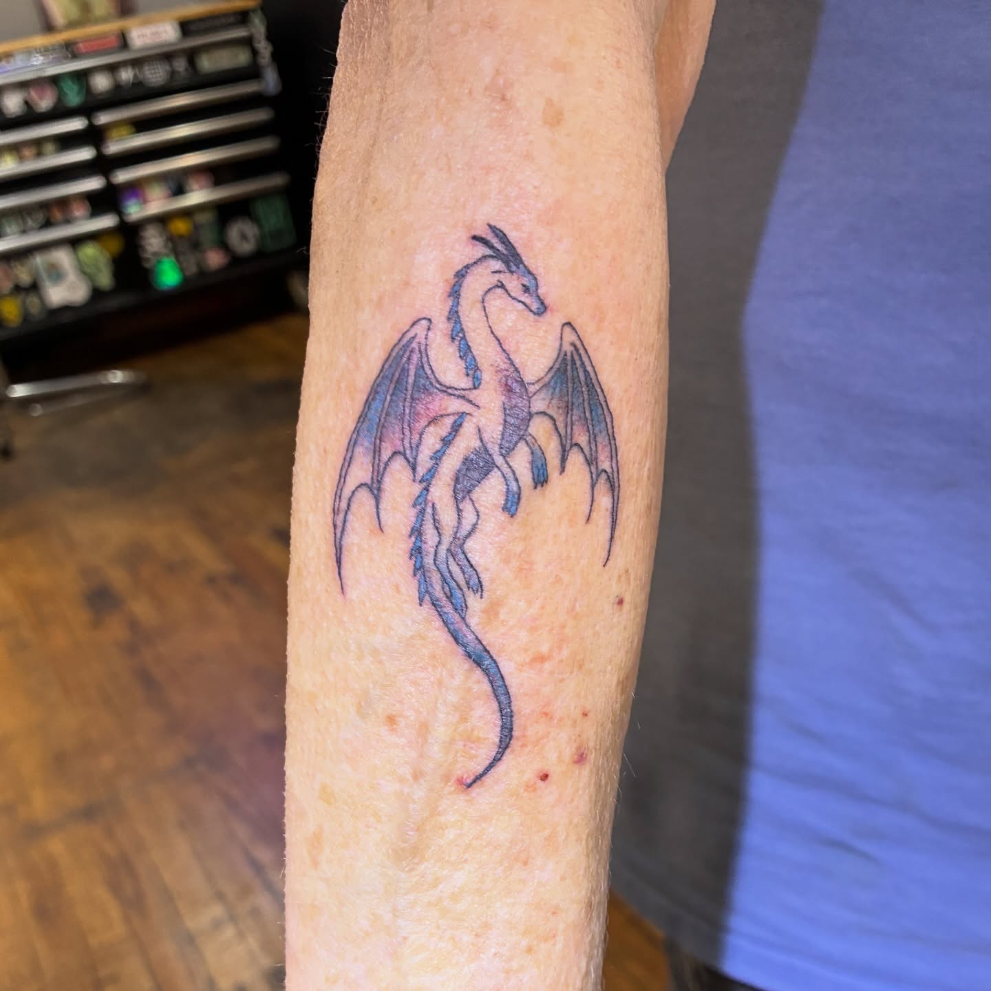 Got to do this cutie patootie Dragon walk in at Tattoo Tattoo Seattle. My friend wanted a dragon because they practiced martial arts. Great conversation and vibe. Thanks for stopping in.
@tattootattooseattle
#SmallTattoos #DragonTattoos #BlueTattoos #FineLineTattoos #Tattoos#TinyTattoos