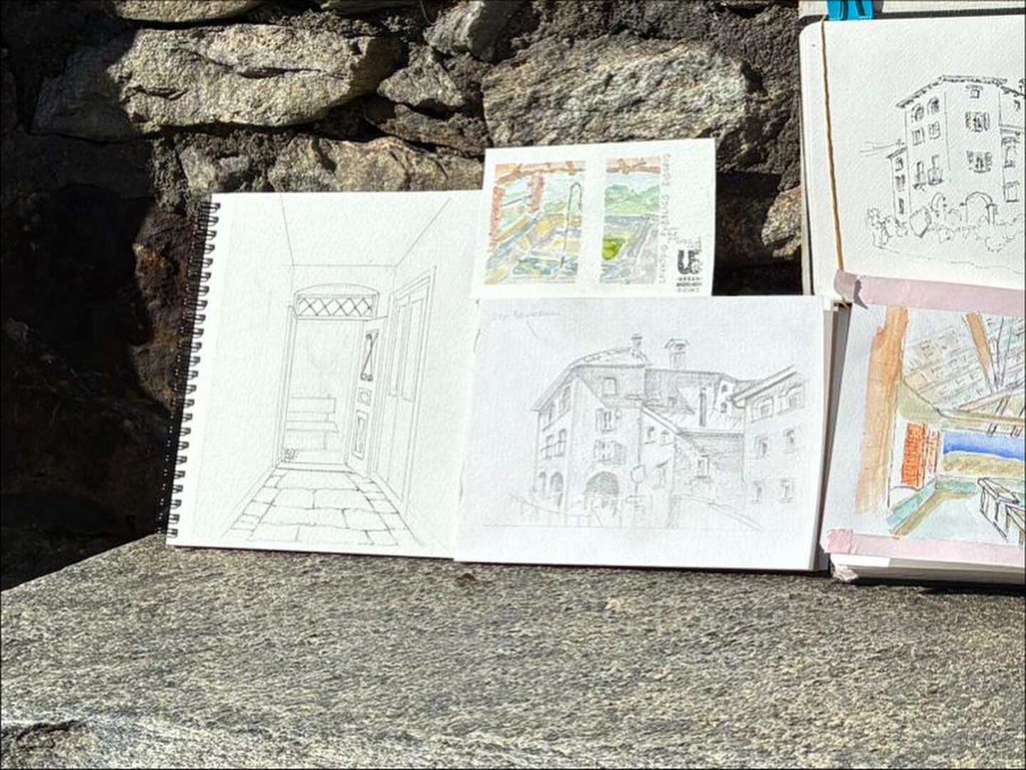 Un piccolo gruppo, un luogo suggestivo, la bellezza di trovarsi e disegnare insieme: ecco la magia del nostro incontro del 25 ottobre a Bigorio, organizzato con cura da @lagabigabry, che ringraziamo di cuore 💛
Tra gli scorci incantevoli del paesello e l’accogliente Trattoria Menghetti, ogni partecipante ha trovato il proprio angolo d’ispirazione e come sempre, il carnet si è riempito di segni, colori e condivisione.
📸 Scorri per vedere alcuni dei momenti e dei lavori della giornata!
Grazie a chi ha partecipato con entusiasmo e voglia di esserci.
Alla prossima occasione ✨
#UrbanSketchersTicino #ChiCeCe2025 #USTi #SketchingTogether #DisegnoDalVero #SketchLife #ArteInMovimento #Bigorio #DisegnareInsieme #TrattoriaMenghetti #TicinoCreativo #CarnetDeVoyage