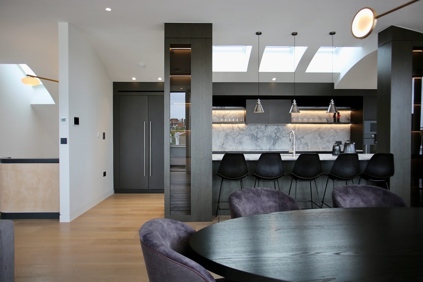 Clean lines. Custom craftsmanship. This open-plan kitchen is where sleek meets sublime.
#BespokeCabinetry #Design #InwoodDesign #Kitchen #KitchenDesign #Bespoke #Custom #Modern