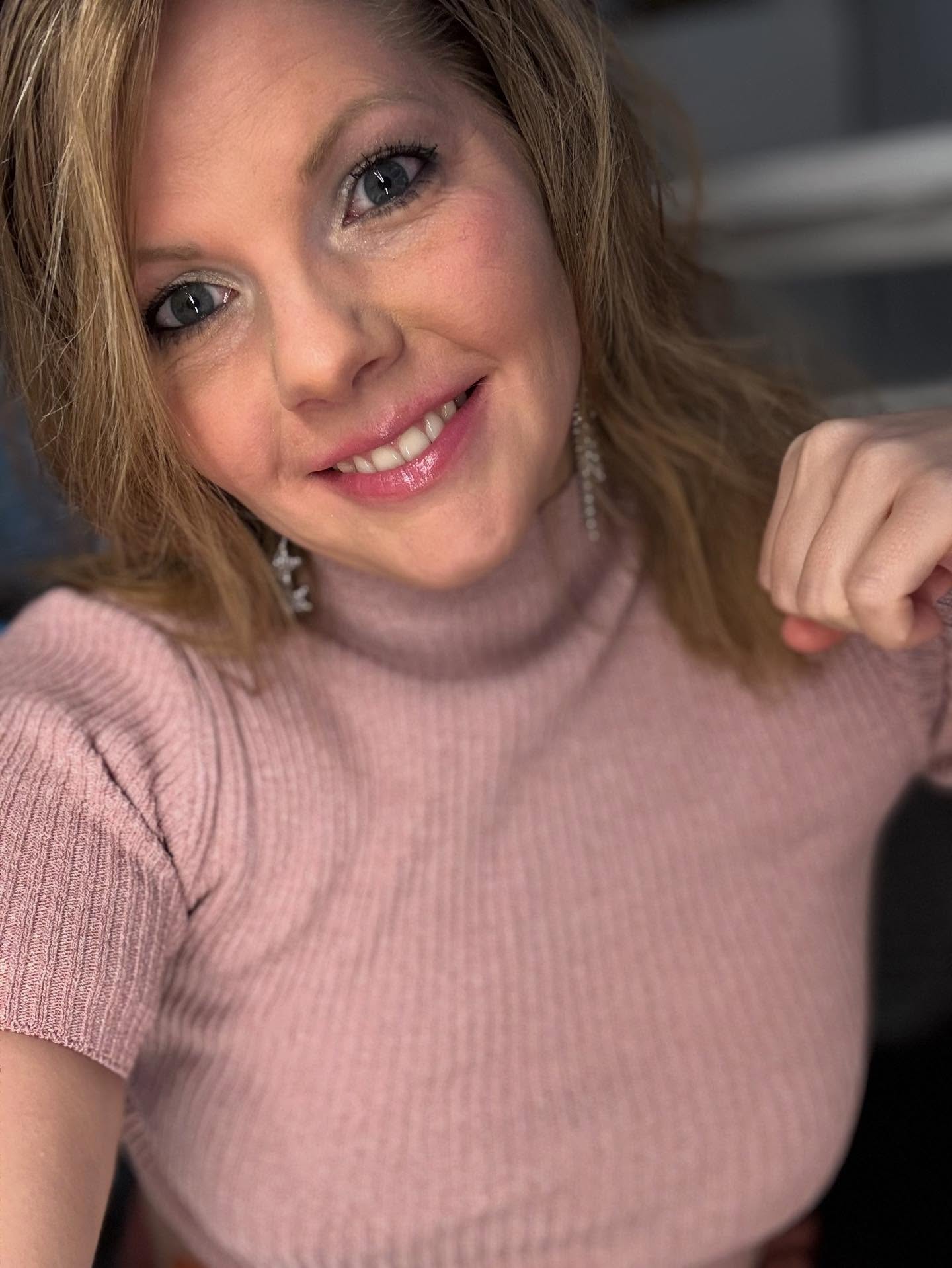 Hi, leuk dat je me volgt! ✨
Het is alweer een tijdje geleden dat ik mezelf even heb voorgesteld, dus bij deze: ik ben Marlie.
✨ De huid voelt alles.
Ze laat zien wat je draagt, zichtbaar op elke vezel, een schatkaart van spanning en ervaring.
In een wereld die zoveel vraagt, raakt het zenuwstelsel overprikkeld, en het lichaam volgt.
Een huid die al overbelast is… daar nog meer van vragen met heftige ingrediënten voelt niet goed voor mij.
Daarom kies ik in mijn praktijk voor verzachting, gecombineerd met verschillende technieken die ontspannen, ruimte creëren en het lichaam laten landen,
ruimte om te ademen, te herstellen, te vertragen. 🌿🕊️
Voor mij is dit de basis en essentieel voor tijdloze huidverbetering:
verzachten, vertragen, verbinden.
Huid, lichaam en geest mogen weer ademen.
Rust stroomt door iedere vezel, het zenuwstelsel kalmeert,
en jij mag gewoon zijn. 🌸
Zie ik je snel in mijn praktijk? 💛