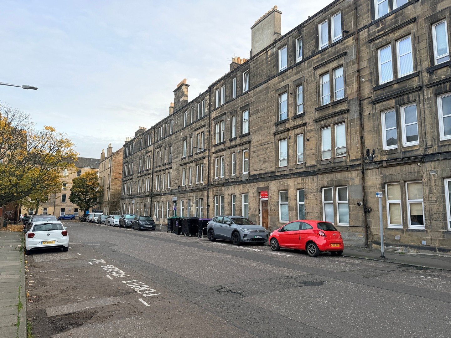 Small flat, big comfort ✨
You can create space through:
• Light placement
• Fewer but better furniture pieces
• Height + vertical lines
• Clear surfaces
• Warm, cohesive colour palettes
Your home should feel spacious, not just measure spacious.
Full guide ↓
Link in bio
#InteriorDesign #EdinburghFlats #HomeGoals #TenementStyle #LeithLife #InteriorDesignEdinburgh