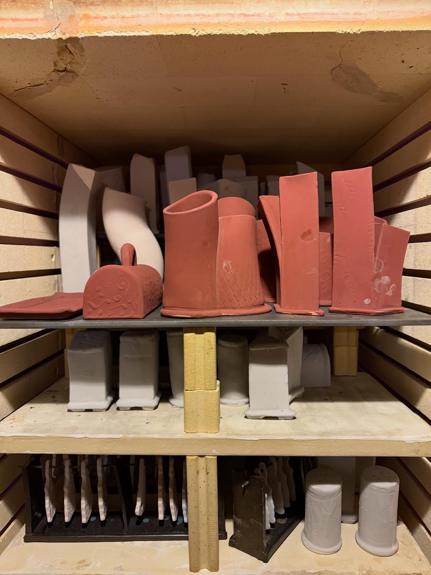 Loaded and fired! When I got home last night it was at 1628. During the night it reached 2208 and shut down. At noon it was 850, and now 500. First peek could happen in the morning! #paragonkilns #conesix