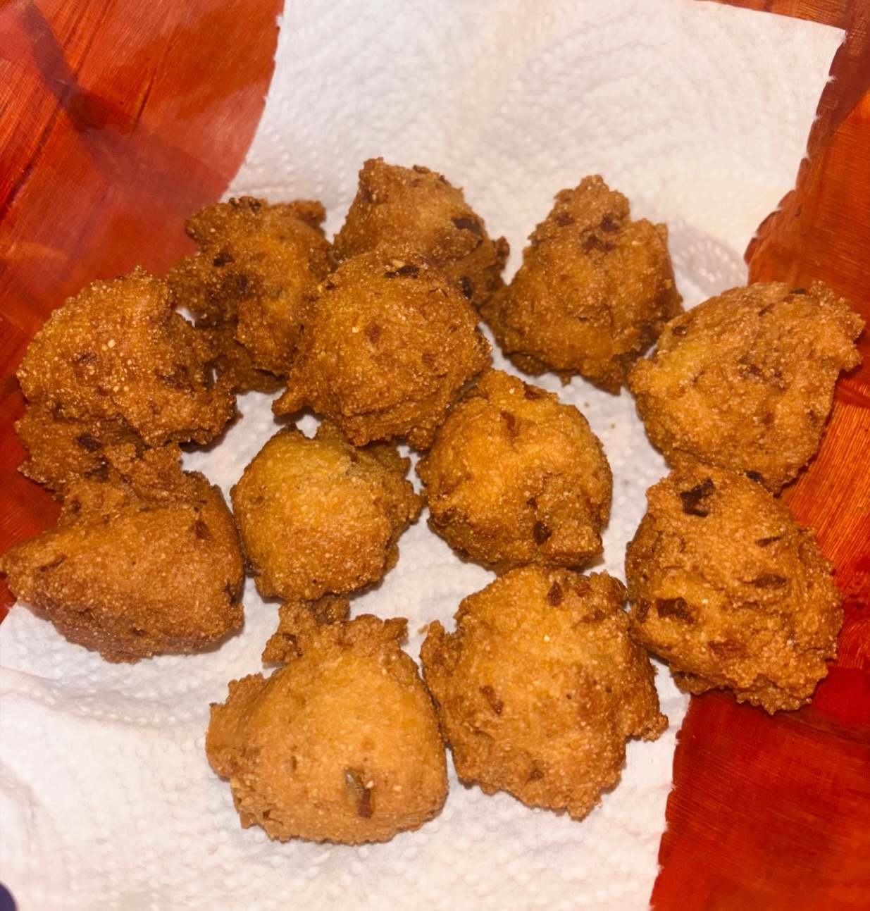 I wanted some hush puppies but needed them gluten free!! The taste was not compromised at all!! The truth is gluten free has come along way! I always experiment with different flours to know what works best with what!! These hush puppies were perfect and I made a honey butter to go with!! Use agave or maple syrup if you don’t eat honey!
#veganeatswithbri
#veganeats
#hushpuppies
#veganhushpuppies
#veganfood
#veganappetizers
#richmondfood
#veganandglutenfree
#homemadefood
#rvavegans
#rvavegetarians