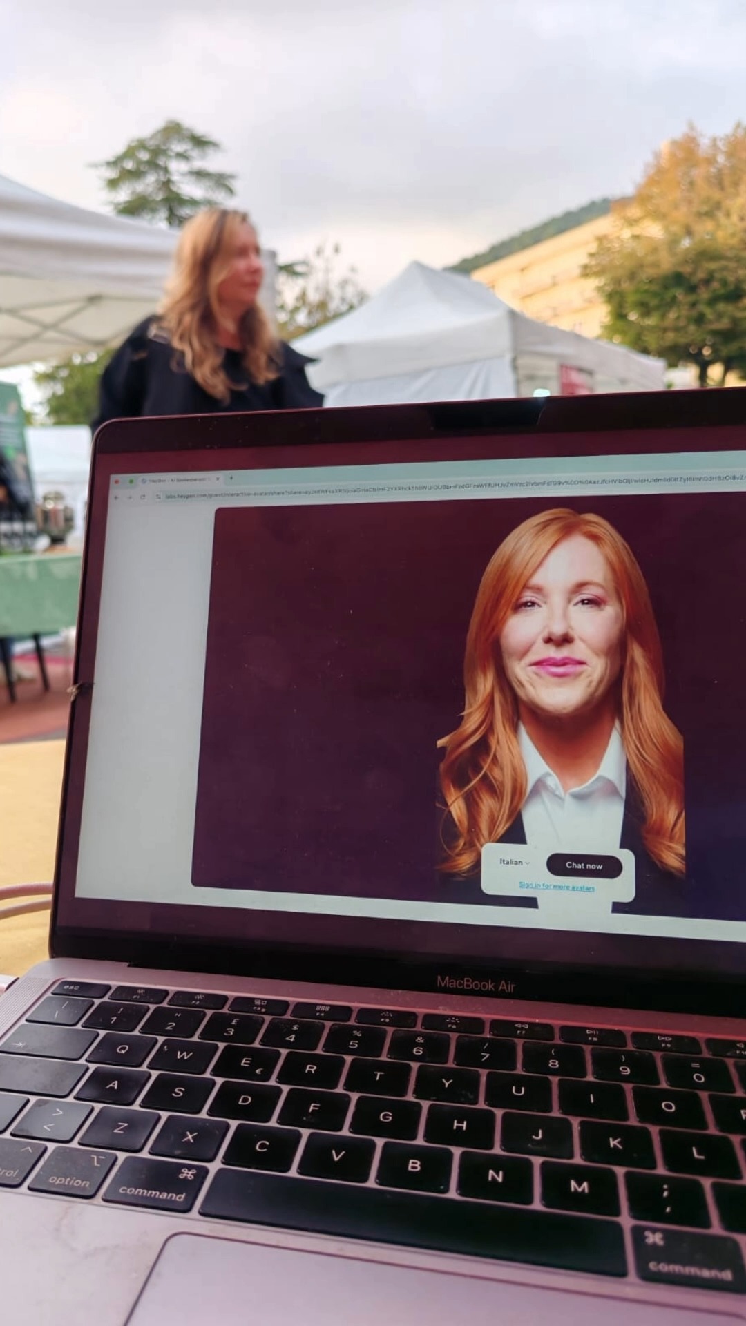 pOsti ad Antichi Sapori Pontini con un’esperienza immersiva dedicata alla valorizzazione del territorio di Cori.
Un assistente virtuale guidato dall’intelligenza artificiale accompagna i visitatori alla scoperta dei prodotti locali, raccontando la storia, la tradizione e l’innovazione che rendono unici i sapori pontini.
Un progetto che unisce tecnologia, cultura e sostenibilità per promuovere un nuovo modo di vivere il cibo e il territorio.