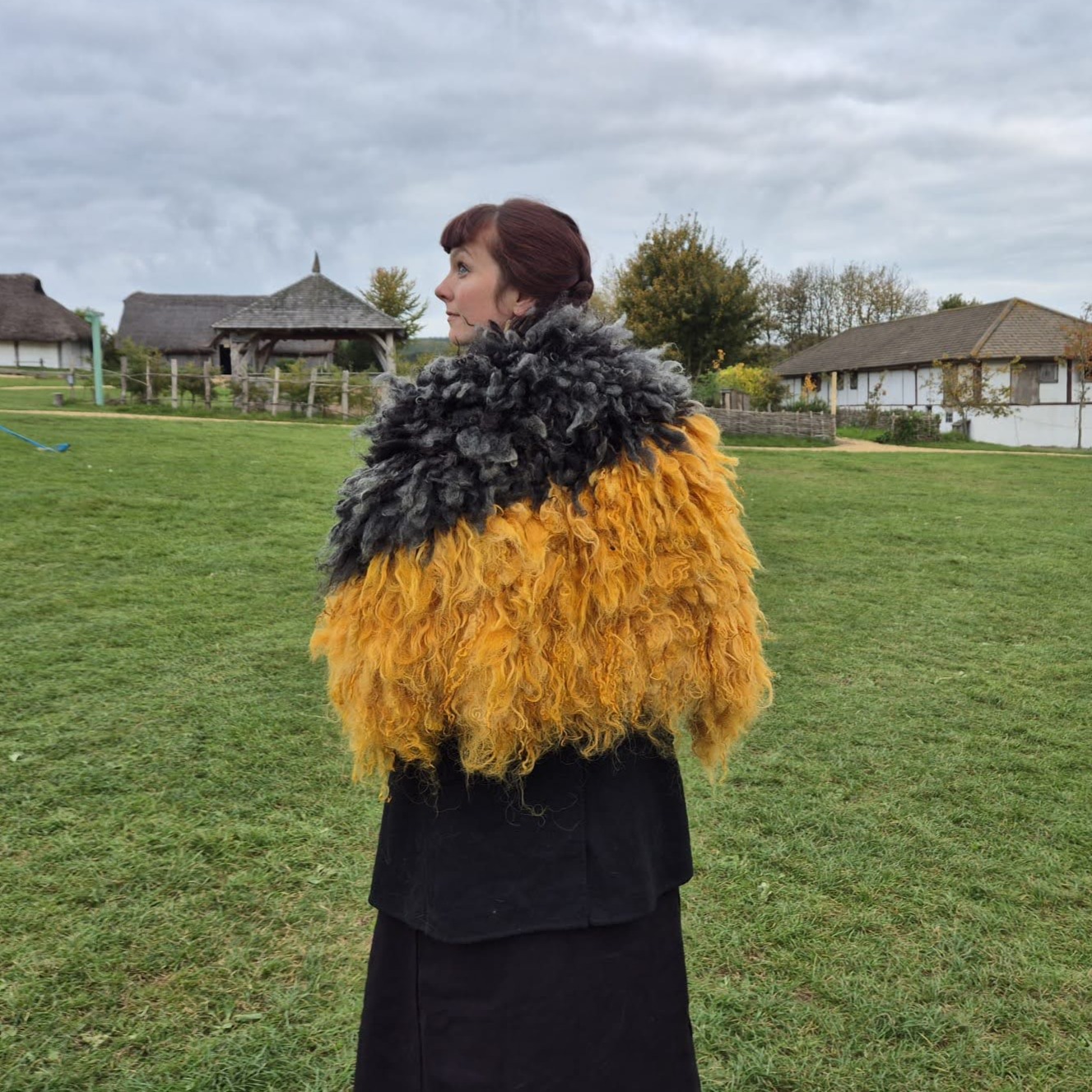 I recently finished this striking short varafeldur, made from natural slate grey fleece and naturally-dyed gold fleece. It feels like a ray of warm sun cast over a craggy landscape! The popular perception of the Viking era is that everything was made in dark or natural tones, but evidence of natural dyeing from that era is common, suggesting that Vikings would have been as likely to wear a bold design like this as they would have black and brown wool. This beauty will be on my webshop soon, so check out the links in my bio if you're after a unique piece of Viking-inspired fashion!
#weaver #weaving #weaversofinstagram #fibreart #fibreartist #slowcraft #traditionalcraft #scottishwool #sustainablecraft #recycledwool #vikingcloak #vikingcraft #vikingweaving #varafeldur #vikingreenactment