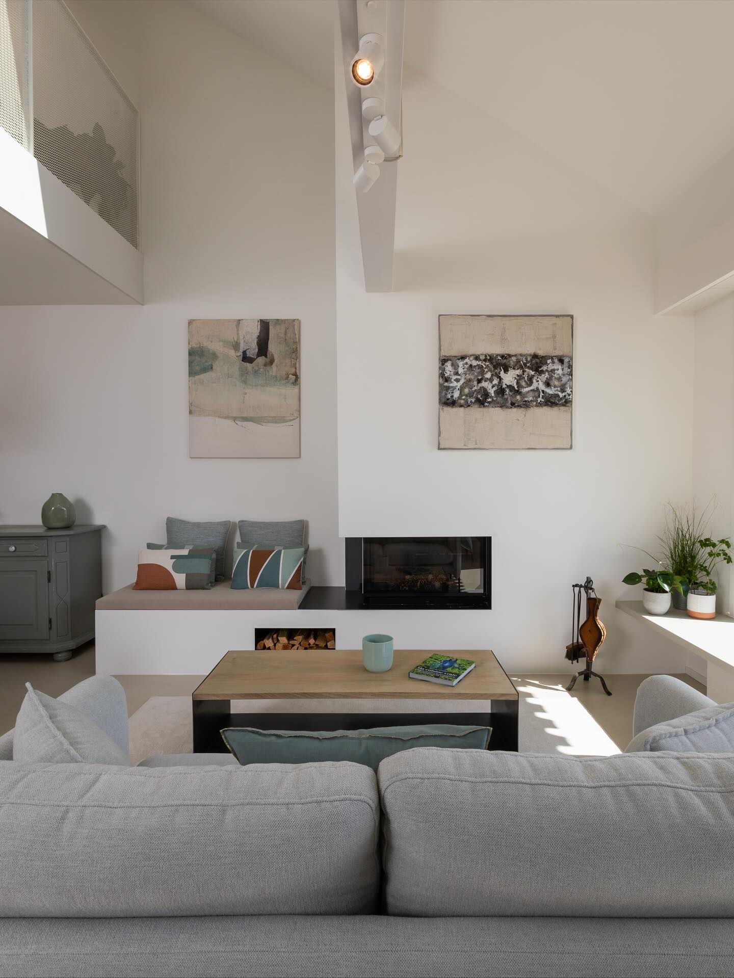 Projet de @lara.jacquemoud
« Ce duplex situé au bord du lac Léman a fait l’objet d’une rénovation complète pour répondre aux besoins de sa nouvelle propriétaire.
Les volumes ont été repensés et réaménagés, et tous les agencements ont été dessinés et réalisés sur mesure afin d’optimiser chaque espace. Les matériaux, les finitions et les teintes ont été soigneusement sélectionnés pour créer un intérieur plus clair et empreint de douceur. »
Nous vous invitons à découvrir sur ce compte quelques projets des membres de @daia_collectif.
Crédit photo: Christian Rochat