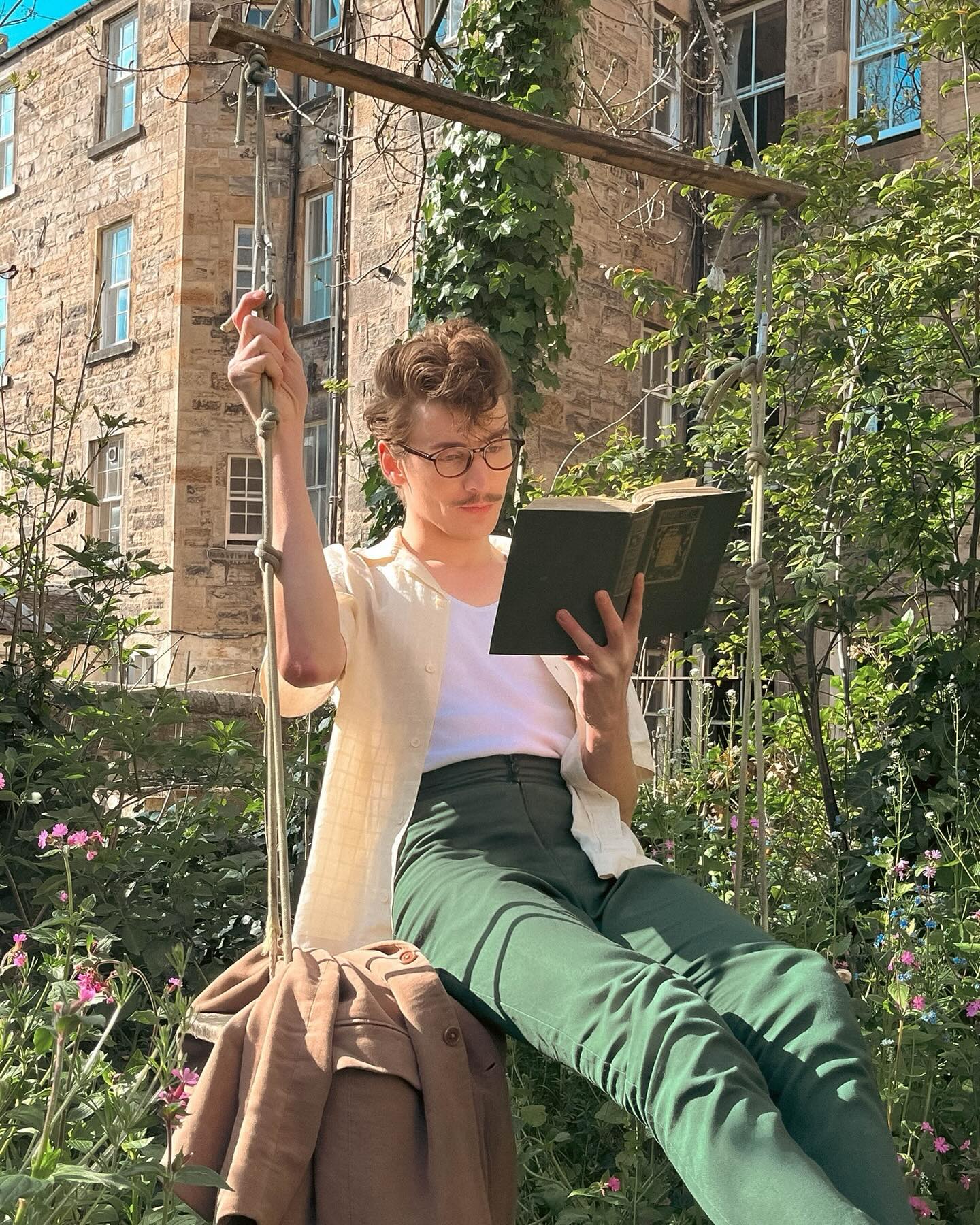 *Pretending to have time to read* 🤓📚
Cute little outtake from some content I made earlier in the year with the help of @kaseyturpeinen
#vintagestyle #1950sfashion #teddyboy
