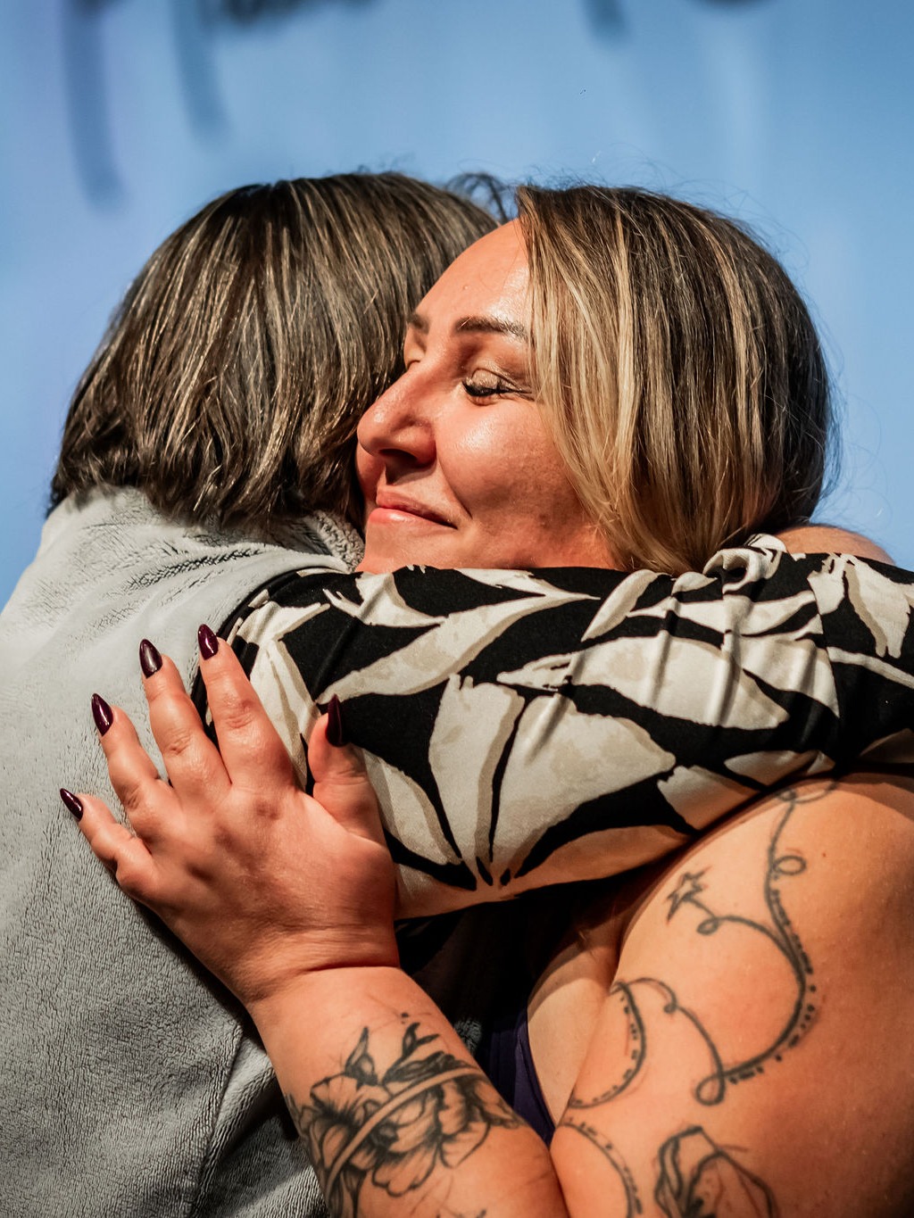 Ce soir est un soir spécial. Un soir de Samhain. Pour certains, c'est Halloween, pour d'autres, c'est le moment où le voile entre les mondes est le plus fin. C'est le moment ancestral où l'on fait le bilan de ce qui a été, où l'on honore l'ancien, et où l'on décide de laisser mourir ce qui ne nous sert plus pour accueillir la Renaissance.
N'est-ce pas exactement ce que nous vivons parfois dans nos vies d'entrepreneures ?
Ce sentiment que quelque chose doit mourir pour que le nouveau puisse naître ?
Le vieux business qui ne te nourrit plus...
Le désalignement qui t'épuise...
La solitude qui t'isole...
Le doute qui te fige...
Ou l'impression de faire "ce qu'il faut" sans jamais "être qui tu es"...
Samhain est la nuit des choix profonds.
La nuit où l'on regarde en face ce que l'on veut vraiment laisser derrière soi pour ouvrir la porte à la transformation.
Ce soir, à minuit, il y a aussi une autre porte qui se referme.
La porte du Cercle des Patronnes® à un tarif que tu ne reverras plus : 29€/mois, à vie.
C'est un appel.
Un appel à te connecter à ton intuition.
Un appel à laisser derrière toi ce qui te freine et à embrasser un avenir où ton business est aligné, rentable, et profondément vibrant.
Le Cercle des Patronnes® est cet espace où tu n'es plus seule à traverser ces passages.
Où tu es entourée d'autres femmes qui, comme toi, osent leur Renaissance.
Où tu trouves les outils, le soutien, et la magie collective pour faire éclore ton nouveau chapitre.
Ne laisse pas cette nuit de Samhain, cette nuit de pouvoir, passer sans faire le choix d'allumer ta propre lumière.
Il te reste quelques heures.
Quelques heures pour laisser mourir le passé qui t'enchaîne et ouvrir la porte à la Patronne que tu es destinée à devenir.
➡️ C'est ta nuit.
Rejoins Le Cercle des Patronnes® à 29€/mois (à vie) avant minuit :
https://www.caroline-beck.com/challenge-page/f1696059-f44d-3858-8082-01ee6941aa1e
Quelle est la chose que tu es prête à laisser mourir ce soir pour faire place à ta Renaissance ? ✨
📷 @babouchkatelier