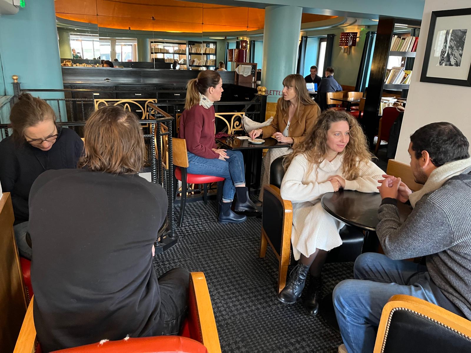 Nouvel évènement ! Les rendez-vous du matin ☕️
Hier, nous avons inauguré notre tout premier "Rendez-vous du matin" en petit comité. Un moment simple et convivial autour d’un café, pour échanger librement entre scénaristes sur nos parcours, nos projets et nos envies.
Nous avions glissé dans une tasse quelques petits mots en lien avec le scénario : chaque auteur.e en a tiré un au hasard et a réagi spontanément.
Cela a donné lieu à des échanges sincères, drôles, parfois très inspirants ✨
Merci à toutes et tous pour cette belle énergie et à très vite pour notre prochain évènement !