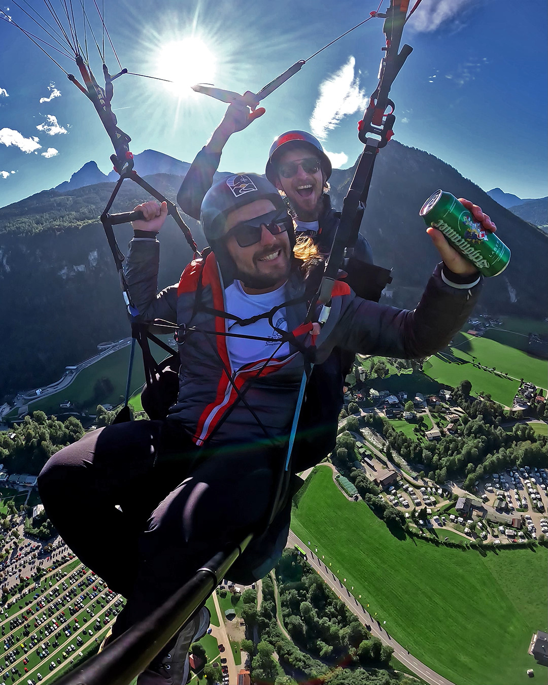 🪂 GEWINNSPIEL – Abheben & genießen 🍺
Gewinne einen Tandem-Gleitschirmflug mit TANDEMSISTAZ über der bayerischen Bergwelt und erlebe deine Heimat aus der Vogelperspektive. Nach dem Abenteuer gibt’s SCHÖNRAMER Landebier – gemeinsam mit deinen Spätzln am Landeplatz. 🍻
So machst du mit:
🏔️ Folge @tandemsistaz & @schoenramer
💚 Like diesen Beitrag
👇 Kommentiere und sag uns, wen du zum Landebier mitbringst!
Das wird verlost:
🪂 Ein Tandem-Gleitschirmflug über Bayern
📸 inkl. professionellem Foto- & Videopaket
🍺 Landebier: 24er Tray Lager Bier Hell
❄️ + passender SCHÖNRAMER Bierkühler
💸 Wert insgesamt: rund 300€
📅 Teilnahmeschluss: 16.11.2025, 23:00 Uhr
✨ Extra-Los: Teile den Beitrag freiwillig in deiner Story & erhöhe deine Gewinnchance 😉 Mitmachen lohnt sich – so erlebst du deine Heimat nicht alle Tage!
🎶 Oachkatzal – @baambrass
📌 Rechtliches:
Veranstalter: TANDEMSISTAZ & Brauerei Schönram. Teilnahme ab 18. Keine Barauszahlung. Der Rechtsweg ist ausgeschlossen. Instagram steht in keiner Verbindung zu diesem Gewinnspiel. Gewinnerinnen werden per DM verständigt.
#Tandemsistaz #Schoenramer #Paragliding #Landebier #Bierliebe #Gleitschirmfliegen #Berchtesgaden #Bayern #Salzburg #BayerischeAlpen #FlyWithUs #AirtimeVibes #OutdoorVibes #Alpenliebe #AdventureAwaits #BirdseyeView #SkyLife #Abenteuerliebe #MountainsOfInstagram #ProstFreunde #BergbierMoment #Gewinnspiel #Verlosung #MitmachenUndGewinnen #Glücksmoment #BeerTime