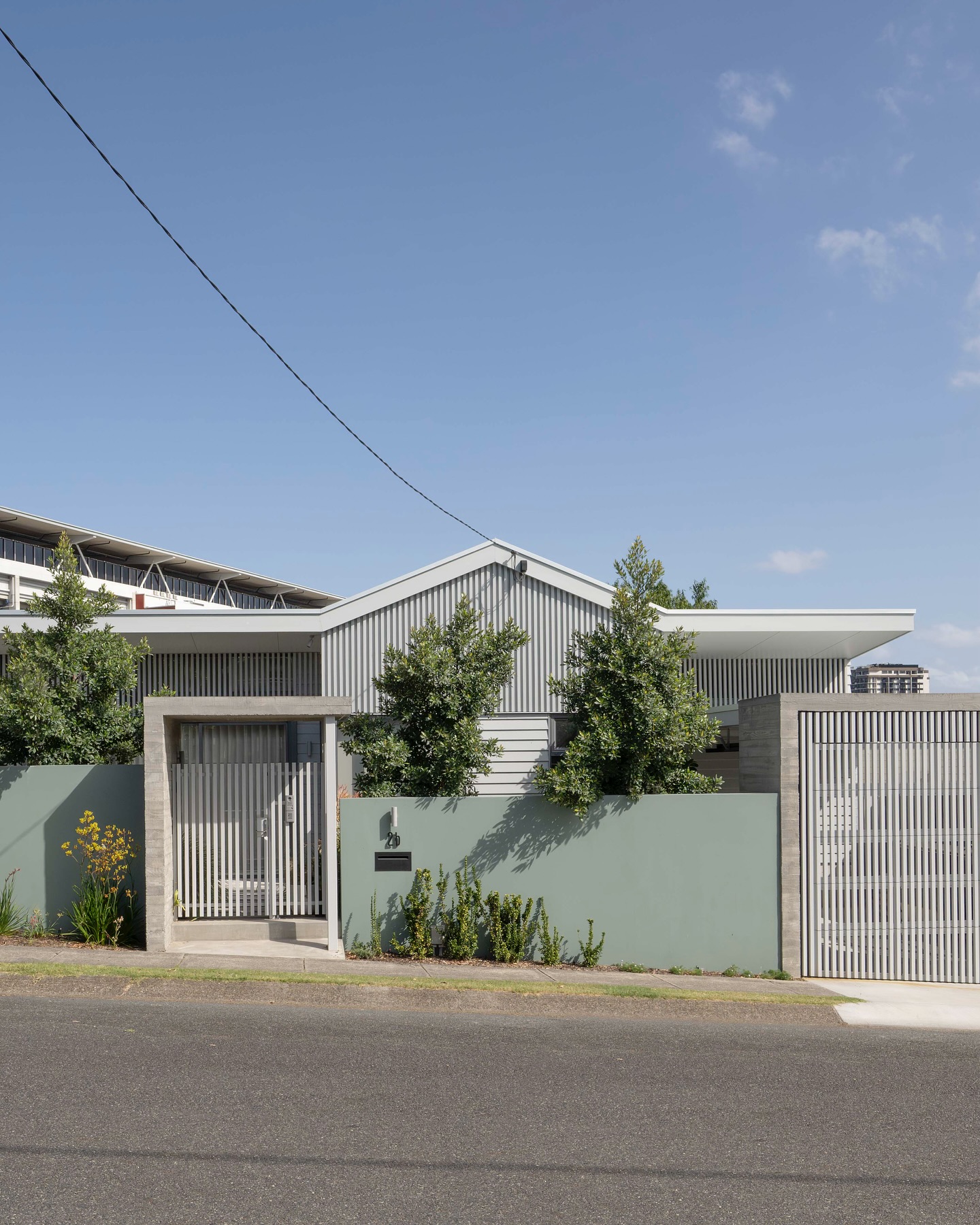 On a small 300sqm block in a busy pocket of Milton, this small new build provides private open space to the front & rear, increasing the feel of the internal spaces & maximising flexibility.
🔨 @aligned_building
📐 @ingineered
📷 @alannajaynemctiernan
🏫 @hickeyoatley
#brisbanearchitecture #brisbanearchitect #landscaping #queenslandhomes #australianarchitecture #interiordesign