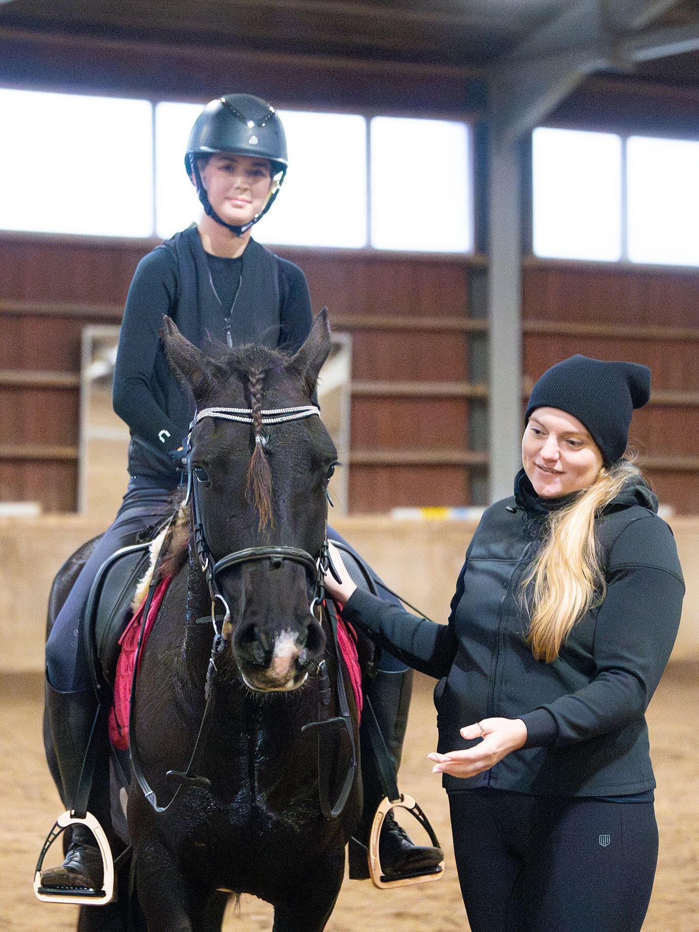 Viikonlopppuna meillä treenattiin taas Justina Vanagaiten johdolla 🤩
On meillä kyllä ihan kivoja kouluhevosia 🥰
Erityisesti nuoret Goldriver ponit Risto (6v) ja Eki (5v) on tosi hienoja jo nyt. (Kuvat 1,2 ja 5)
Upea Papu treenasi Helmin kanssa viime viikolla Justinan lisäksi myös Ville Vaurion johdolla. (Kuva 3)
Nasu-Pirkko on meidän ainoa Pin Rock’s poni tällä hetkellä. Sillä on hienot liikkeet ja ratsastettavuus paranee koko ajan. (Kuva 4)
Myös estetykki Qidistä alkaa pikkuhiljaa kuoriutua kouluheppa Tinnan kanssa. (Kuva 6)
5-v Rainy Boy on myös edistynyt tosi kivasti. Hienoa liikettä tulee Rubinsteinista (Kuva 7)
Myös meidän uusin hevonen Lettu oli Tildan kanssa valkassa mukana. Letulla ja Tildalla on tähtäin kenttäratsastuksessa (kuva 8)
Vikassa kuvassa meidän taitava opettaja @bystinamaria Allun kanssa ❤️
Laita viestiä jos haluat Justinan seuraaviin treeneihin mukaan tai olisit kiinnostunut omasta hevosesta meillä😍
Kiitos valmennusten järkkäämisestä meidän seura @happyrider.fi 🙏
Super Thanks @justinavanagaite ja kuvista @emmyheinonen ❤️🙏
#kouluvalmennus
#omahevonen
#omahevonenespoonkartano
#justinavanagaite