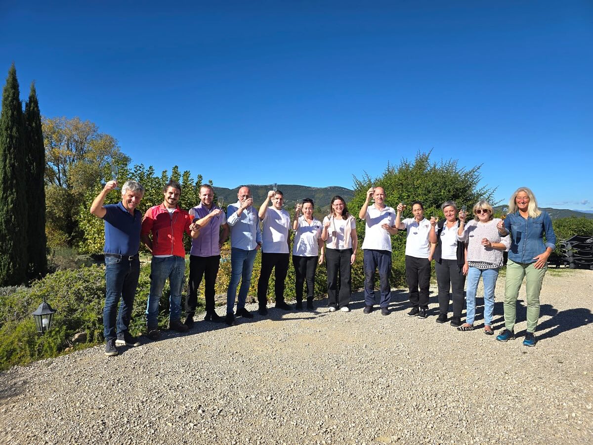 ✨ Danke, Frigoulet! ✨
Eine wunderbare Saison geht zu Ende – voller Sonne, Lachen, Begegnungen und unvergesslicher Momente. 🌿
Danke an alle Gäste, die ihre Ferien bei uns verbracht haben. Danke für die tollen Gespräche, die lustigen Momente auf den Trails und eure Treue ❤️
Ein riesiges Merci auch an das ganze Team: an die Küchencrew, die mit so viel Herz gekocht hat, an die Guides, die euch sicher über die Trails geführt haben, an das Housekeeping, das für Frische und Ordnung sorgte, das Serviceteam das die besten Weine der Gegend entkorkte.
Jetzt wird das Domaine du Frigoulet langsam stiller – die Hängematten schaukeln leer im Wind, das letzte Velo ist verstaut, und die Zikaden sind stumm geworden.
Wir freuen uns schon jetzt auf den nächsten Sommer – auf neue Abenteuer, neue Begegnungen und auf das Gefühl, wieder „zuhause“ zu sein im Frigoulet. 💚