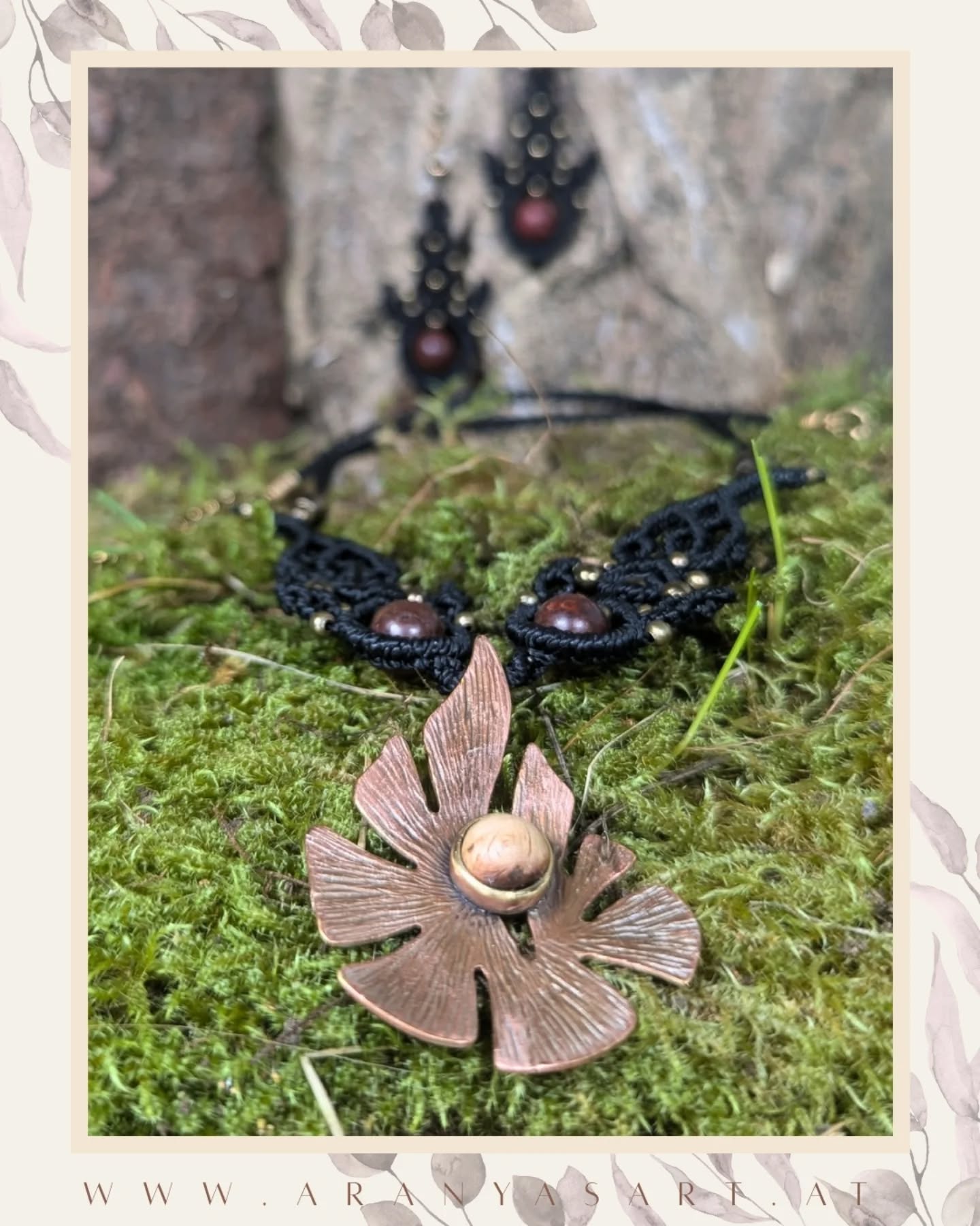 🖤🔥Black Flame🔥🖤
Makramee Kette und Ohrringe
Neue Woche neues Schmuckstück ☺️
✨Einzelstück ✨
🔥50cm lange Makramee Kette "Black Flame"
Ein Blickfang! Filigrane Makramee-Arbeit mit glänzenden Messingperlen und warme Jaspis-Steinperlen. Das Highlight: Der Kupfer-Flammen-Anhänger, hier habe ich eine echte Baumperle sorgfältig eingearbeitet.
Handgefertigte Verschlussharken und 5cm längen Verlängerungsketchen
🔥Makramee Ohrringe "Black Flame": Das perfekte Match! Gefertigt mit Jaspis- und Messingperlen an handgefertigten Messing-Ohrhaken.
✨ Handgefertigt | Baumperle | Unikat | Jaspis-Perlen | Makramee ✨
Bald im Shop unter www.aranyasart.at verfügbar 🤗
Bei Interesse auch gerne per PN! 💌
💫
💌Herzliche Grüße und einen guten Start in die neue Woche ✨ 🌄
Katharina
@aranyasart
#MakrameeSchmuck #BohoSchmuck #Jaspis #KupferSchmuck #Handgefertigt #EthnoLook #UnikatSchmuck #BlackFlame #AranyasArt #StatementKette #MakrameeKette #Messingperlen #laakirchen #oberösterreich🇦🇹 #linhasitacord #MessingSchmuck