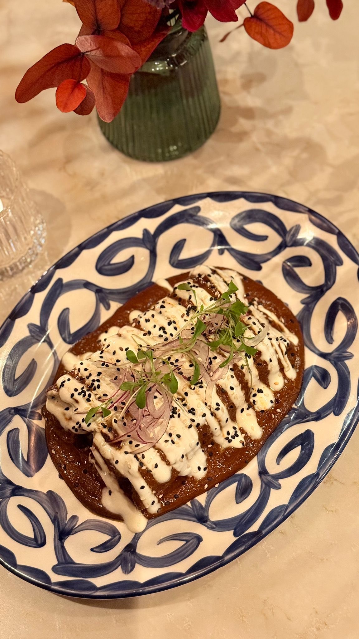 This weekend for Día de los Muertos, we’re honouring the souls with a dish that tells the story of Veracruz, Enchiladas with Chicken and Mole Xiqueño, a recipe passed down through generations along the Gulf coast.
In Veracruz, Mole Xiqueño is more than a sauce, it’s a labor of love using traditional local smoky chillies, nuts, spices with a hint of Mexican chocolate.
Come taste this piece of Mexican heritage at our London Bridge Asador and Marylebone Casona, available only Saturday 1st and Sunday 2nd November for lunch and dinner.
Pair your lunch or dinner with El Camino Jarocho special cocktail with Corte Vetusto Espadin Mezcal!
#SantoRemedio #London #Marylebone #LondonBridge #Mexican #DiadelosMuertos