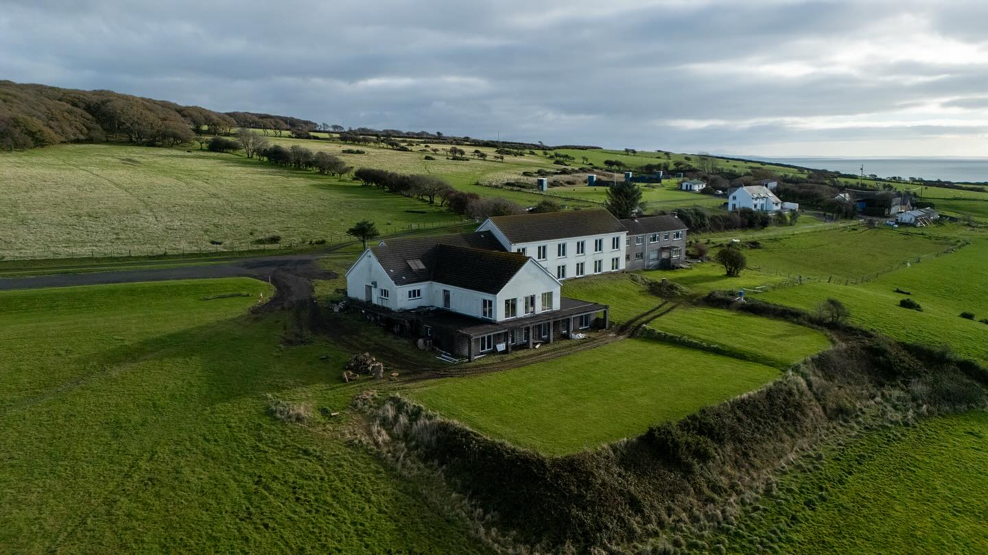 A closer look at the incredible location just outside Tenby that I had the pleasure of shooting recently. These images capture the current state of the site ahead of its transformation into stunning new holiday homes. Excited to see how this development progresses and to have played a small part in bringing the vision to life.
#dronephotography #aerialphotography #propertyphotography #southwales #tenby #developmentproject #realestatemarketing #aerialshots #coastalviews #propertymarketing #dji #dronelife #constructionprogress #beforeandafter #visualmarketing