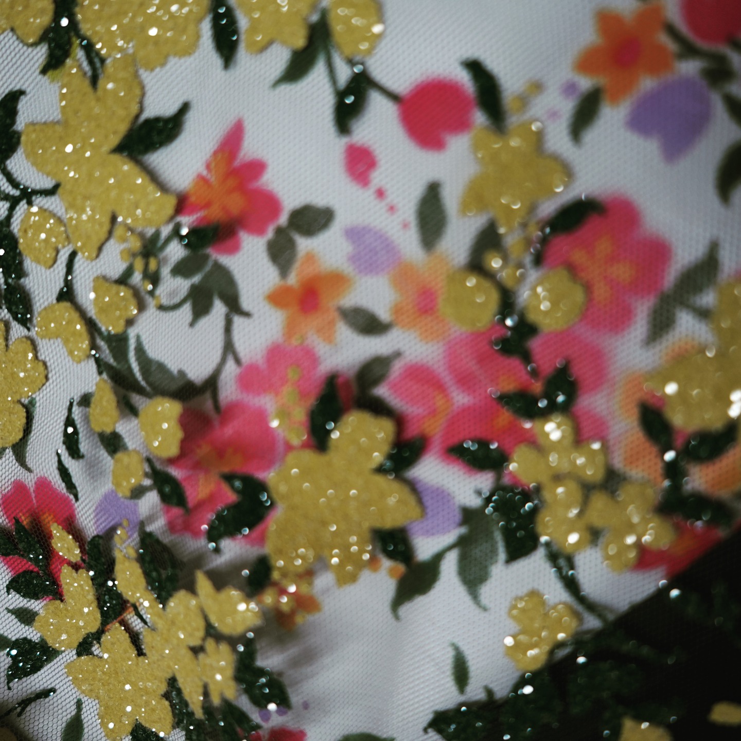 特殊プリントで光沢感とマットな質感をミックスした花柄デザイン。
繊細な表情が魅力です。
Floral design with special printing that blends glossy and matte textures.
A piece with a delicate and refined expression.