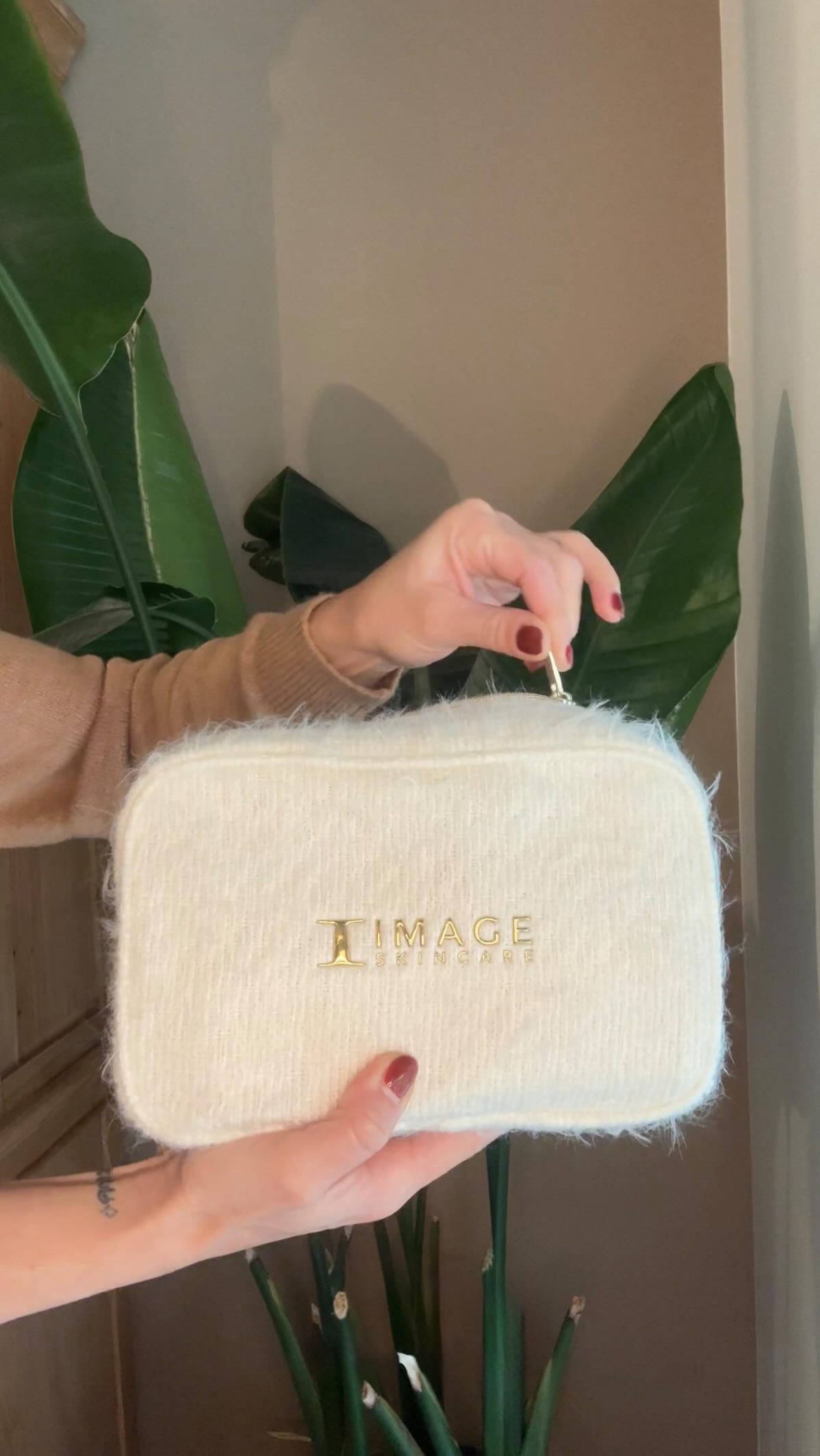 €89,95 VOORDEEL! 🤩
__________
De Gift Sets zijn er terug! Dat betekent de allergrootste korting van het jaar.. 😍
Want bij aankoop van een reiniger, serum + dag- en nachtcrème krijg je nu jouw dagcrème t.w.v. €59,95 + prachtig toilettasje t.w.v. €30 er gewoon GRATIS bij!! 🎁✨
PS: nog 7 weekends tot kerst, ideaal cadeautje voor onder de kerstboom als je ‘t mij vraagt! 🤩🎄
❗️Al meer dan de helft uitverkocht, dus wees er snel bij. Ik kan niet meer bijbestellen bij mijn leverancier, dus OP=ECHT OP!
Kijk snel via onze link in bio en bestel nu jouw favoriete producten aan een ongeziene korting! 🔥
Nood aan advies? Dan help ik je uiteraard heel graag verder!
Veel liefs,
Paulien.
__________
@imageskincarebenelux #imageskincare #korting #gratis #gratisproduct #gratistoilettasje #huidverzorging #huidverbetering #huidverjonging #huidcoach #huidtherapeut #huidspecialist #huidtips #huidadvies #huidaandoening #huidverbeteringsinstituut #huidverzorgingsproducten #huidadviesopmaat #webshop #linkinbio #plusbelle #oosterzele