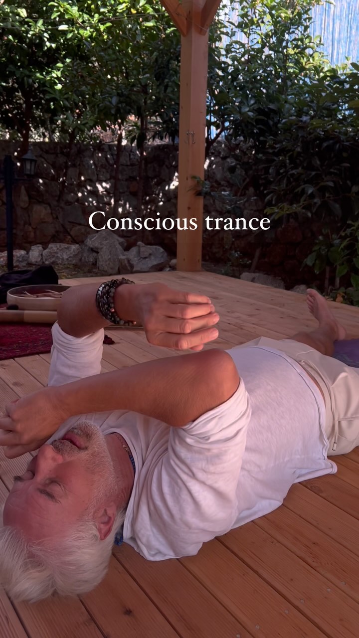 🇹🇷Kundalini Aktivasyon seanslarımda amaç; enerjik, fiziksel, duygusal ve zihinsel blokajları serbest bırakmaktır.
Bu, tamamen bırakma ve rahatlama sürecidir. Bu sayede bilincin genişlediği, farkındalığın arttığı bir trans haline girilir.
Bu durumda, yaşam enerjiniz doğal olarak aktive olur ve bu da sinir sisteminizin dengelenmesine ve kendiliğinden şifa sürecinin başlamasına yardımcı olur.
Seans sırasında gözlerinizi açtığınızda yeniden buradasınızdır ve yaşadığınız her şeyi hatırlarsınız.
Çoğu zaman bir gülümseme belirir… sonra gözlerinizi kapatır ve deneyime geri dönersiniz.
✨ Bu deneyimi yaşamaya hazır mısınız?
22-23 Kasım İstanbul da buluşuyoruz, bilgi ve kayıt için Whatsapp 05418611297.
🇫🇷Lors de mes séances de Kundalini Activation, le but est de libérer les blocages énergétiques, physiques, émotionnels et mentaux.
C’est un moment de lâcher-prise qui permet d’atteindre un état de conscience élargi, une transe consciente.
Dans cet état, votre énergie vitale s’active naturellement par résonance. Cela aide à rééquilibrer le système nerveux et à déclencher un processus d’auto-guérison.
Pendant la séance, quand vos yeux s’ouvrent, vous êtes pleinement présent·e à nouveau et vous vous souvenez de tout ce que vous avez vécu.
Souvent, un sourire apparaît… puis vous refermez les yeux pour replonger dans l’expérience.
✨ Prêt·e à vivre cette reconnexion intérieure ?
Le 22-23 novembre on se retrouve à Istanbul, infos et réservations via whatsapp 00905418611297.