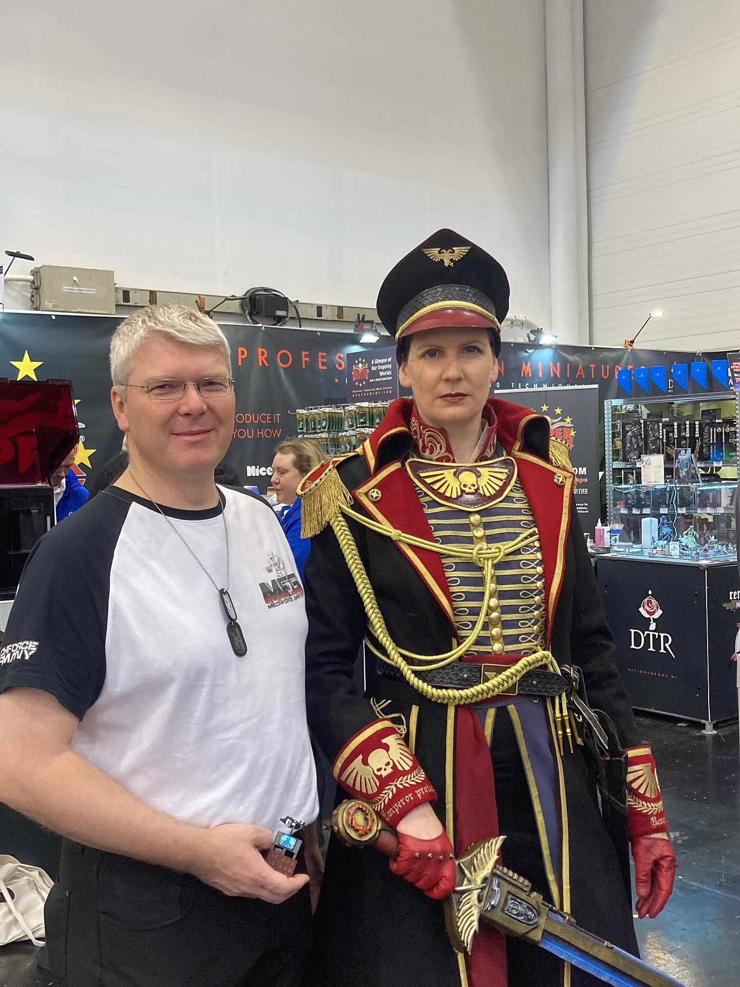 @illumbattlemech hatte heute eine Begegnung mit @1000.for.the.emperor es scheinbar sind LED Mechs Heresy….
#SPIEL2025 #EssenSpiel2025 #BattleTech #MechWarrior #TabletopWargaming #MiniatureWargaming #BattleMech #BoardGames #StrategyGames #TabletopGames #BoardGameCommunity #GamingConvention #TabletopGaming #MechCombat #BoardGaming
#Warhammer40k #40kCosplay #WarhammerCosplay #CosplayCommunity #EssenSpiel2025 #SPIEL2025 #TabletopWargaming #AdeptusAstartes #ImperiumOfMan #CosplayShowcase