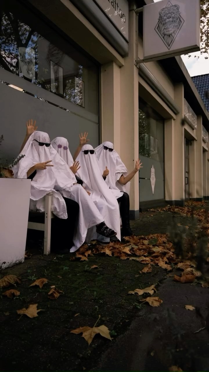 Happy Halloween 👻 🎃 We love how our ghost photoshoot turned out 😂✨ Which picture is your favorite? #Halloween #spooky #ghost #fun #tattoo #artist #germany #bochum