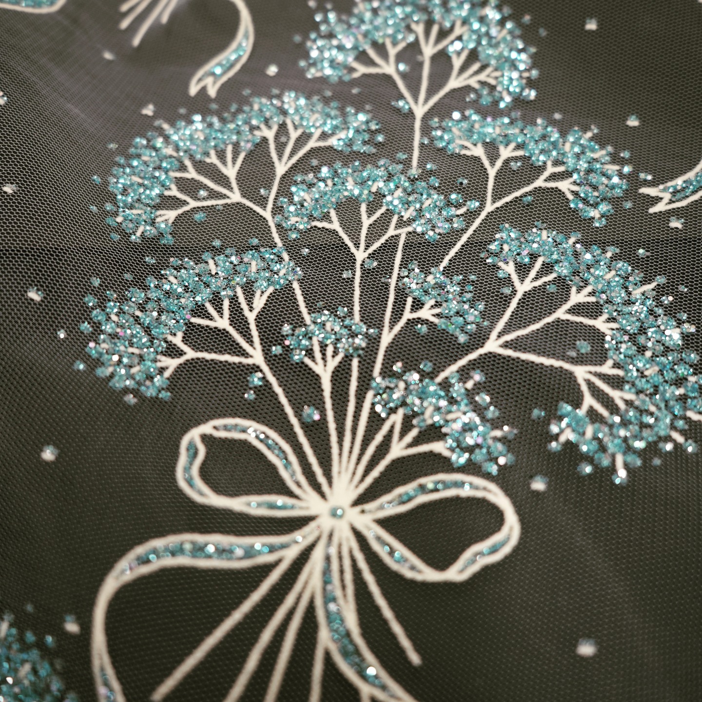 特殊プリントで繊細な輝きを表現。
やわらかな光が印象的な一枚です。
Special printing captures a delicate shimmer.
A piece that radiates a soft, elegant glow.