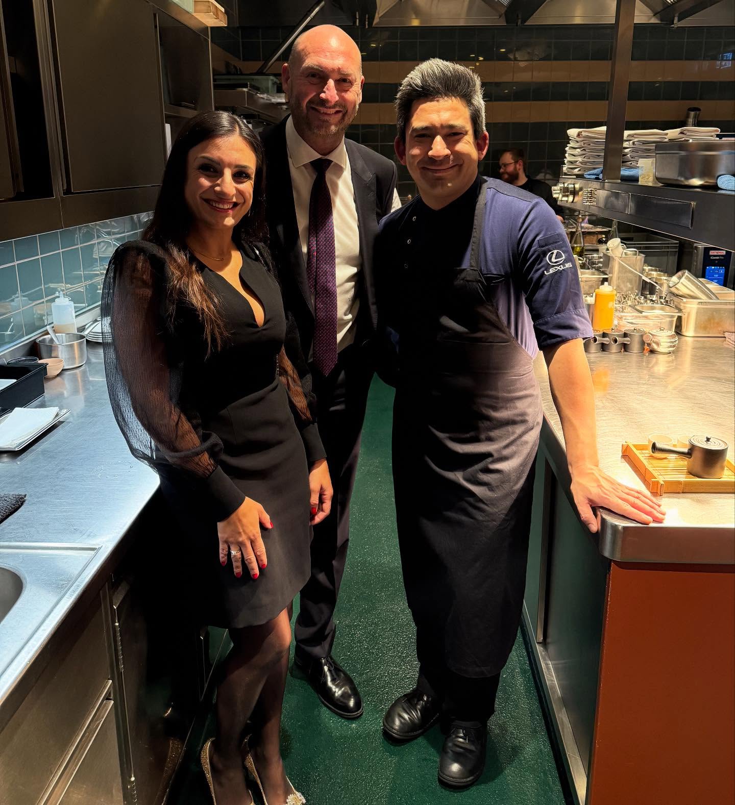 Gestern Abend ging für uns ein ganz großer kulinarischer Traum in Erfüllung!
Es war einfach unglaublich!!!
Jeder Gang war eine Geschmacksexplosion, eine unfassbar gute Weinbegleitung, tolles Ambiente, ein perfekter Service und ganz viel Herzlichkeit!
Danke an @tohrunakamura @chef_smitty_ @chris.rainer und das fantastische Team der Schreiberei für dieses unvergessliche Erlebnis!!!