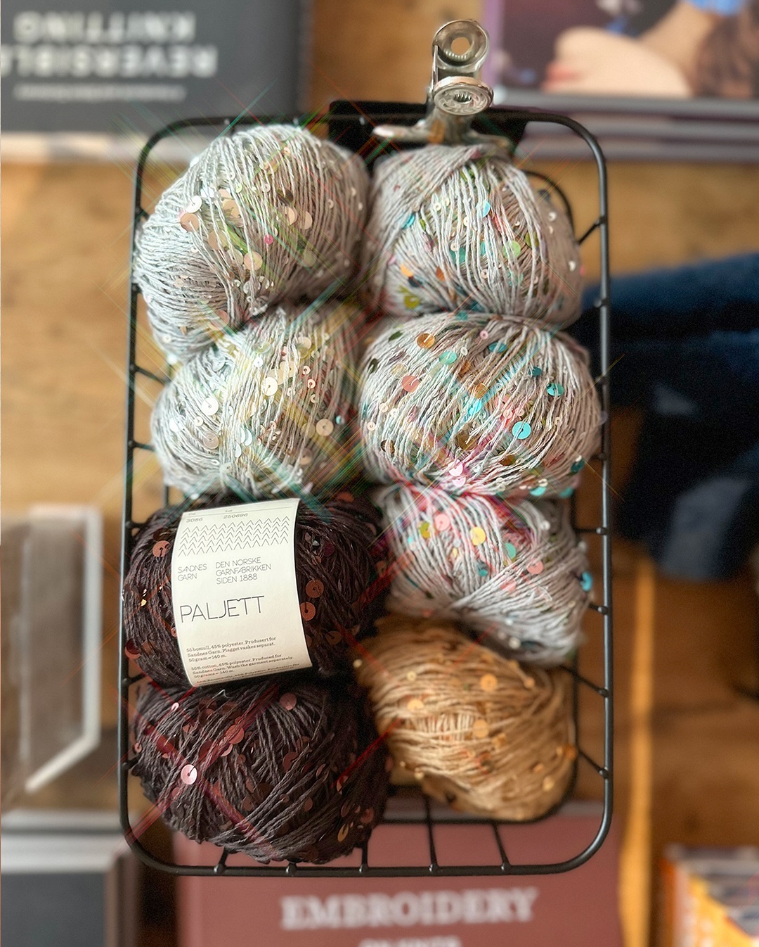 Neu bei uns: Paljett von @sandnesgarn
Ein feiner Beilauffaden mit kleinen, funkelnden Pailletten. Perfekt, um jedem Strickstück einen Hauch Glanz zu verleihen.
Gerade jetzt in der Weihnachtszeit, für Geschenke oder Silvesterprojekte, bringt es das gewisse Funkeln auf die Nadeln.
Ihr könnt es sowohl Jacken, Pullovern und Tüchern hinzufügen oder ihr strickt eine kleine, glitzernde Tasche daraus. Eurer Kreativität sind keine Grenzen gesetzt.
Wir haben euch natürlich vier Projektideen für das tolle Garn mitgebracht.
1. Eve Trousers von @le_pull_le_pull
2. Eve Dress von @le_pull_le_pull
3. SORBETTOP von @lesfillesducoeur
4. Rose Skirt von @le_pull_le_pull
Material: 55 % Baumwolle, 45 % Polyester
Lauflänge: 140 m / 50 g