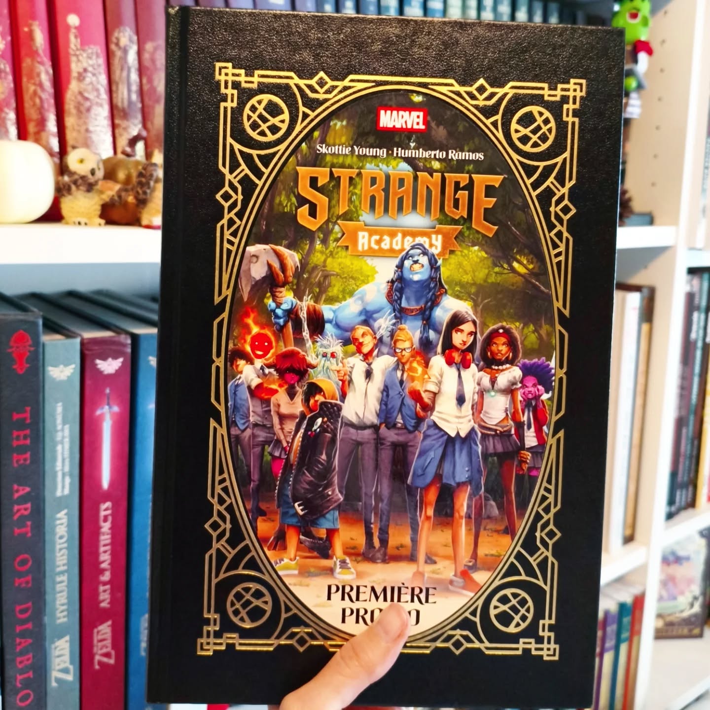 Unlike what people think, I don't read that much Marvel comics outside of Hulk. I'm really not into "wizard school" kind of stories either so I really had no reason to read that. But I did a while back and I absolutly adored it.
In France, the first promo edition just came out and it's a pure banger. While the French version is very slightly smaller than the US one, the cover has a better texture and the price is WAAAYYYYY more affordable (half the price, maybe less).
It's not anything "spooky" per say and I said I'd only share spooky stuff, but it does have this wizardly monsterish vibe that suits Halloween imo