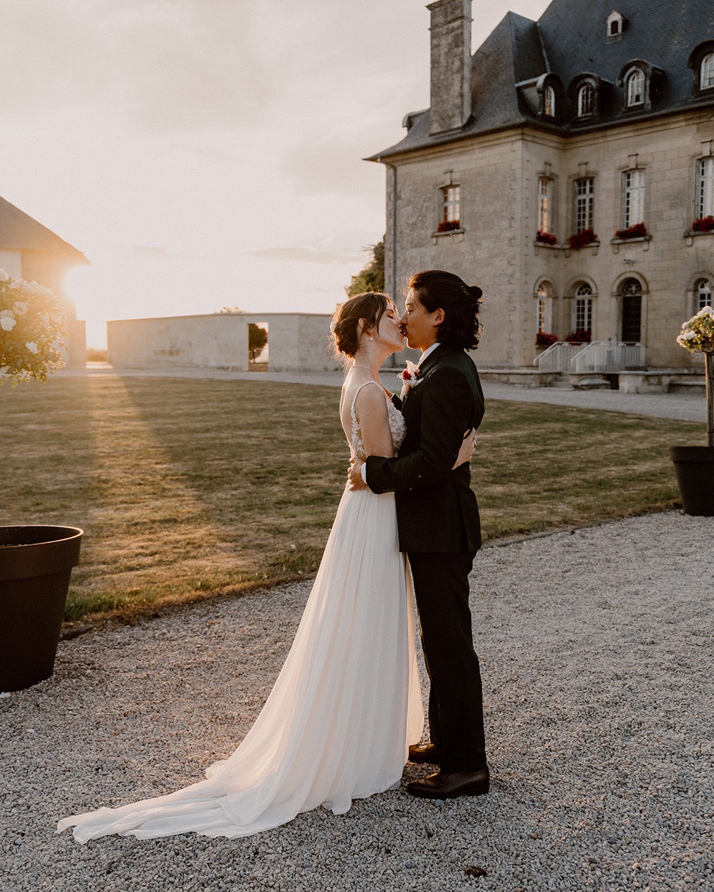 ☀️ Souvenir d’un mariage estival au @domainedorgival
Il faisait une chaleur étouffante ce jour-là, mais aussi une lumière dorée absolument magique, celle qui sublime chaque regard et chaque éclat de rire.
Dès les préparatifs, le feeling avec les mariés a été incroyable.
Elle, pétillante, pleine d’énergie et de spontanéité 💛
Lui, calme et attentionné, fier de partager ses origines à travers une cérémonie traditionnelle chinoise aussi émouvante qu'amusante.
Entre émotions fortes à l’église, fous rires pendant la séance couple et une ambiance de fête jusqu’à la nuit tombée, cette journée restera gravée parmi mes plus beaux souvenirs de la saison.
📸 Merci à eux pour leur confiance, leur authenticité et cette complicité si naturelle devant l’objectif. D'autres images à venir prochainement !
#photographemariage #domaineorgival #mariagepicardie #weddingfrance #photographeaisne #weddinginspiration #mariageété #goldenhourlove #mariage #wedding #weddingphotography #weddingphotographer #instawedding #love #couple #amour #bridetobe #photographer #photographesoissons #photographepicardie #photographereims #photographefrance