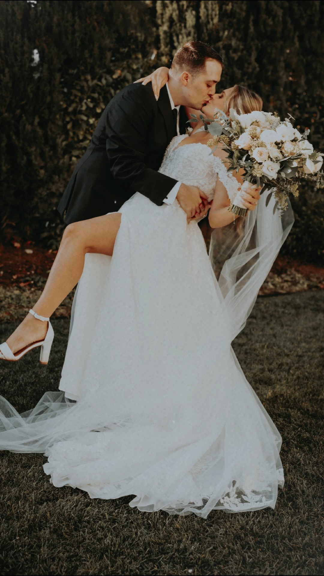 Lexi and Noah’s wedding at the historic @holbrookehotel in Grass Valley, CA was the perfect blend of vintage charm and modern romance. Every corner of this iconic Gold Country venue tells a story — and theirs was one filled with laughter, love, and unforgettable details. Beautifully captured by Kourtney Katches Photography and planned with care by @events_by_dallas Grass Valley Weddings | Holbrooke Hotel Wedding | Nevada County Wedding Planner | Northern California Weddings | Events by Dallas | Kourtney Katches Photography