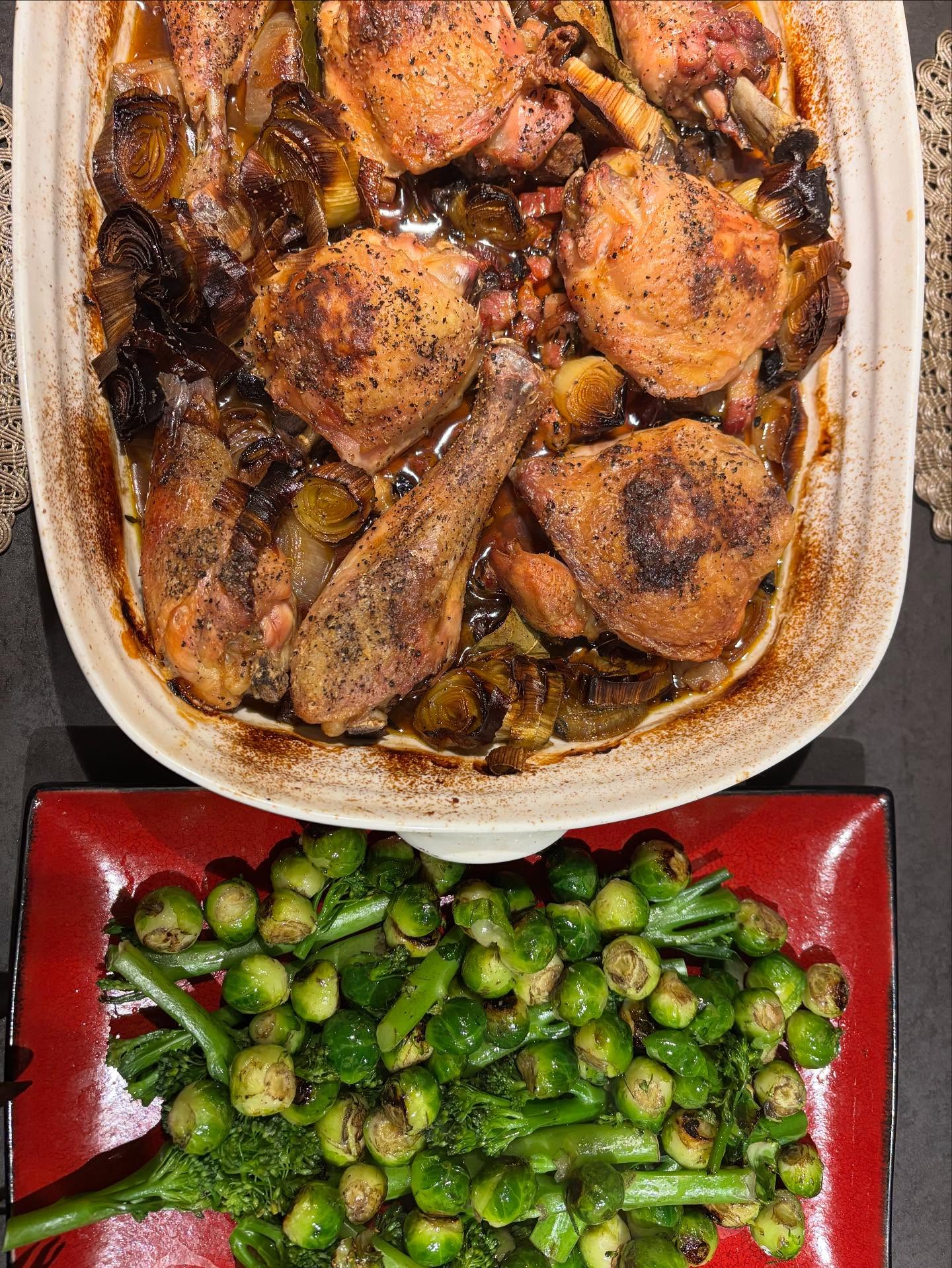 Coq au vin 😋 packed full of essential amino acids, B vitamins, prebiotics (onions and leek) and mushrooms for vitamin D
A perfect autumn dish 🍂 and so easy to throw together
Served with big serving of cruciferous vegetables and crispy roast potatoes 🥔
#autumncooking