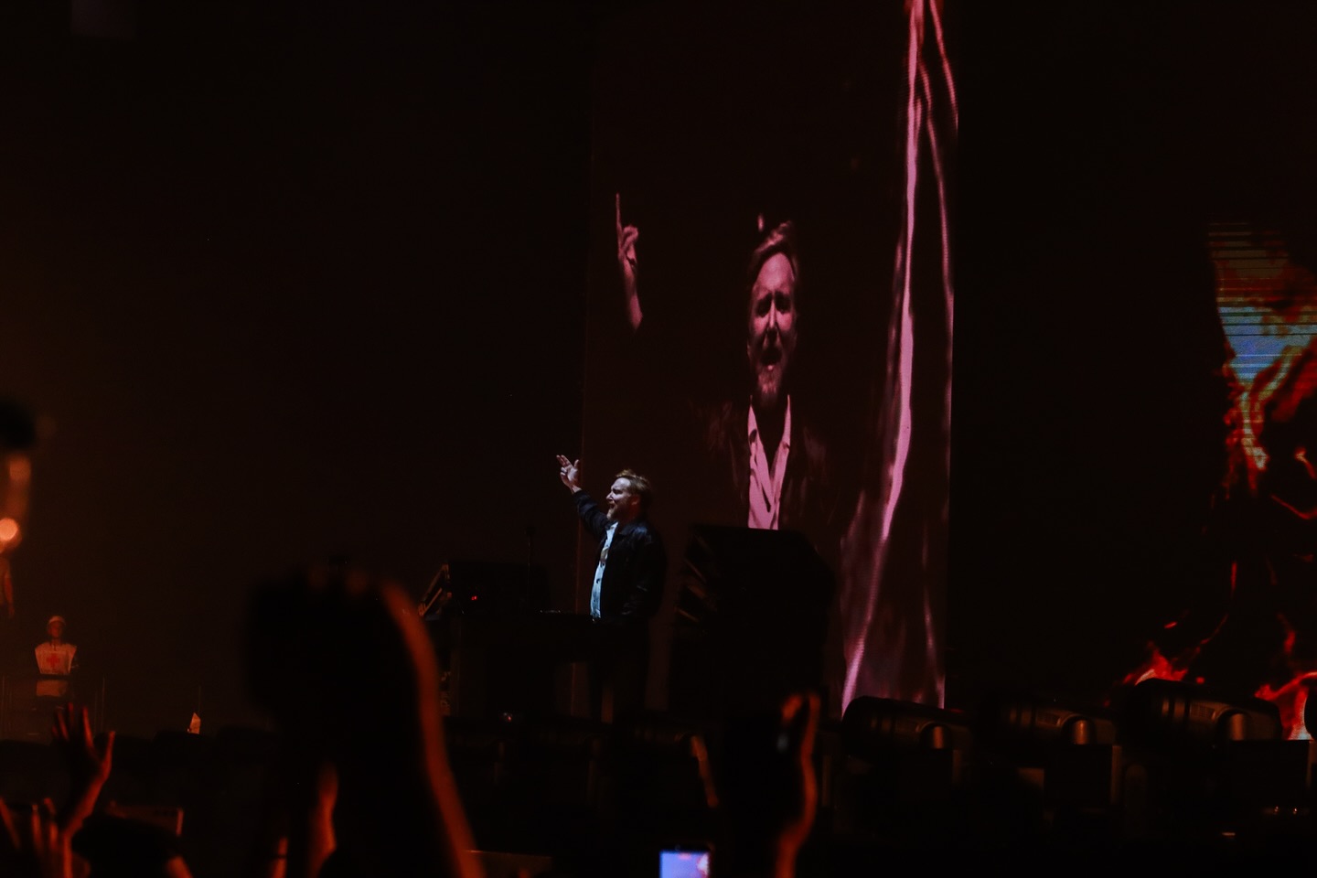 ▪️ @davidguetta en Colombia
▪️ Un evento de @breakfast_live
📌 Bloggaleriadearte.com
Durante horas, el DJ transformó el coliseo en una pista de baile global, demostrando con cada hit por qué sigue siendo una figura dominante en la escena mundial.