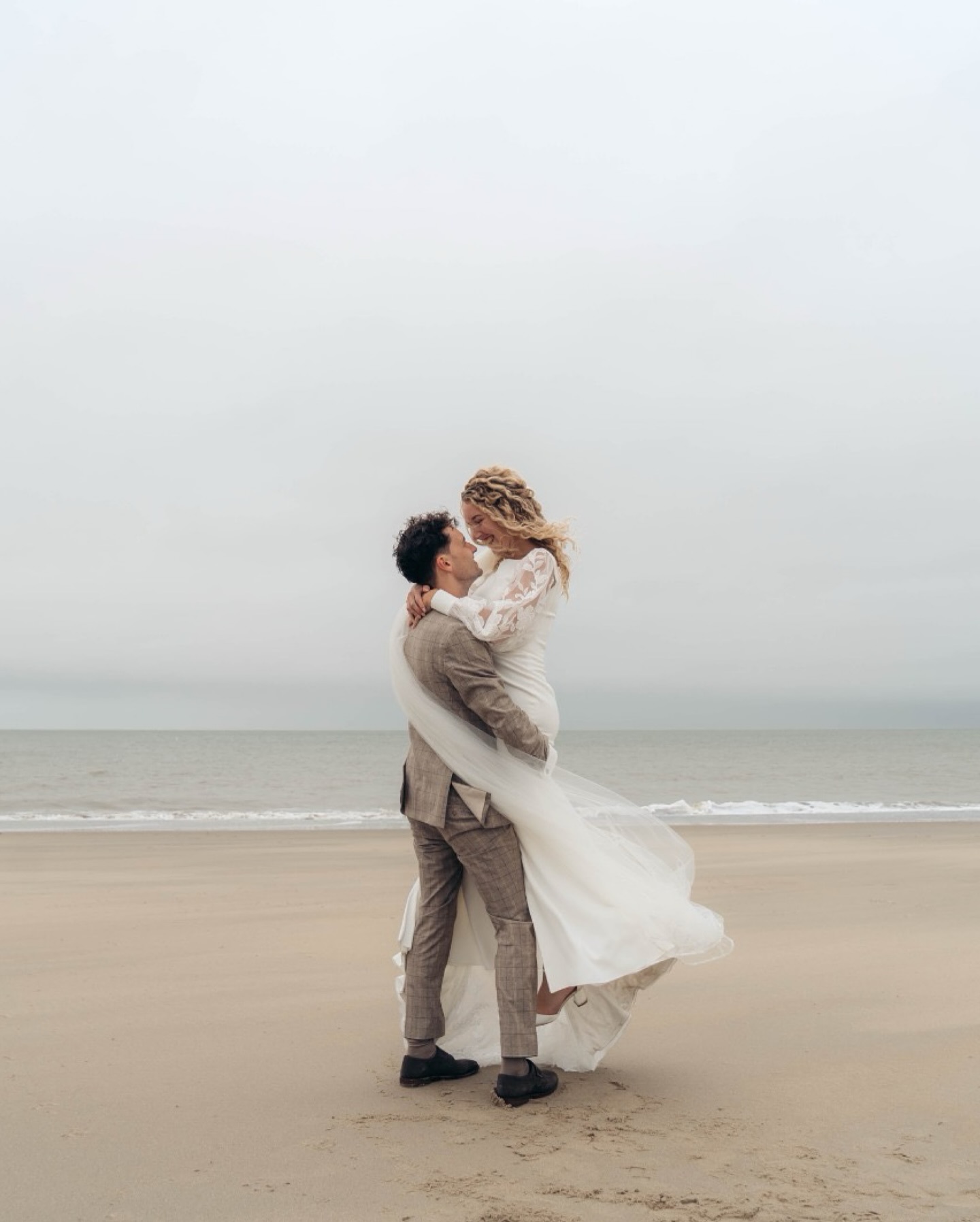 De sprookjesachtige bruiloft van Han & Carlijn 💞
Locatie: @trouwenslotmoermond
TROUWFOTOGRAAF
TROUWEN IN NEDERLAND
TROUWFOTOGRAFIE
WEDDING PHOTOGRAPHY
#trouwfotograaf #trouwenin2026 #trouweninnederland #tineclasenphotography #wijtrouwen #trouwfoto #trouwfotografie #weddingphotography #weddingphotographer #fotograafgelderland #fotograaftiel #fotograafgelderlandgezocht #fotograafgezocht