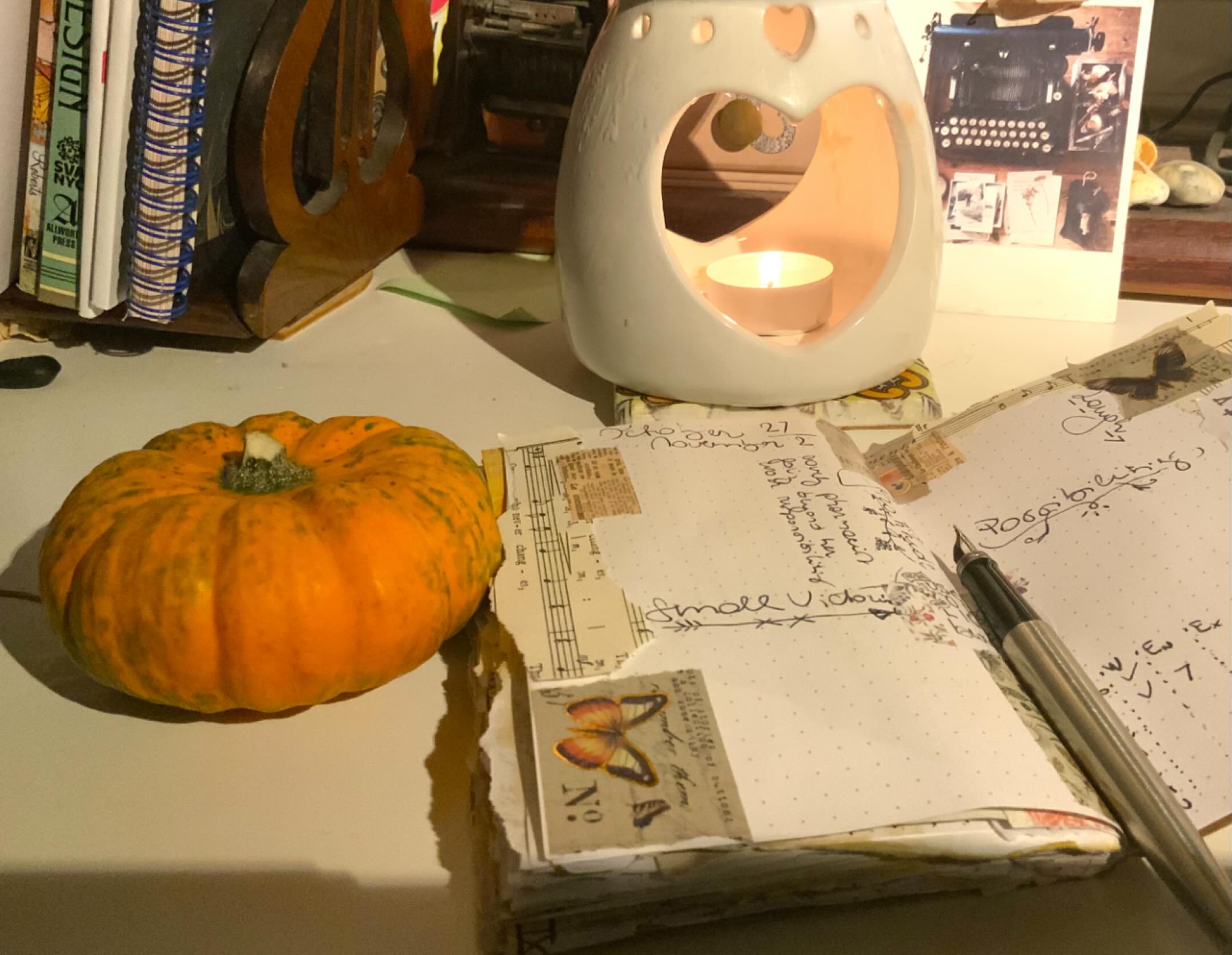 Dark and cold outside? Time for cosy journalling.
#journalinglover #journalinspiration #journalcommunity