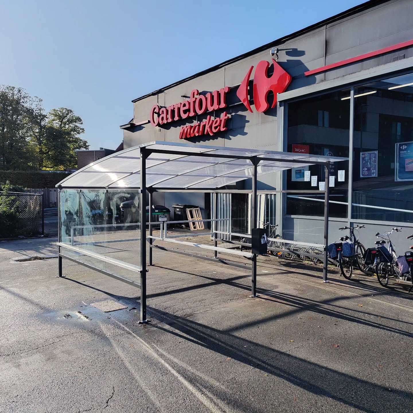 🛒 Nouveau projet en Belgique !
Installation d’un abri chariot EVO2 M60 pour le Carrefour Market de Heist-op-den-Berg (2220) 🇧🇪
Un modèle côte-à-côte, au design épuré, qui combine robustesse et transparence grâce à sa structure acier thermolaquée et ses parois en verre sécurit.
Un rendu à la fois moderne, discret et fonctionnel, parfait pour les parkings d’enseigne à forte affluence.
✅ Fabrication française
✅ Pose rapide sur enrobé
✅ Modèle modulable (installation côte à côte ou dos à dos)
✅ Habillages latéraux disponibles : verre trempé, tôle nervurée ou bois
Chaque détail est pensé pour allier durabilité, esthétique et confort d’usage — jusqu’à la dernière chaîne de départ.
#mobilierurbain #mobilierextérieur #abrichariot #abrichariots #abricaddie #abrischariots #abrischariot #abriscaddie #mobilierpourcollectivités #mobilierdurable #mobilierpourparkings #mobilierpourespacespublics #abrisolar #mobilierécologique #fabricationfrançaise #écoconception #circuitcourt #abri #abriGMS #HeistOpDenBerg #CarrefourMarket #Belgique