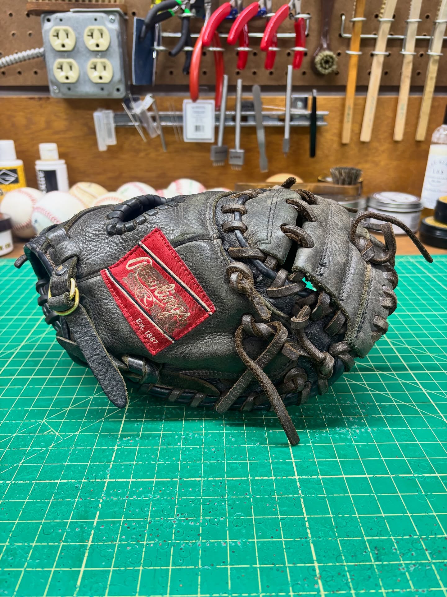 Clean, condition, Air2gel palm pad and relace in team colors. This Rawlings youth catchers mitt is in it to win it!
#makingyourglovegreatagain #staygrassy
#ballplayersbalm #buyfastpitchgloves #flatbillbaseball #coloradoleatherbalm #relacednotreplaced #relacedontreplace