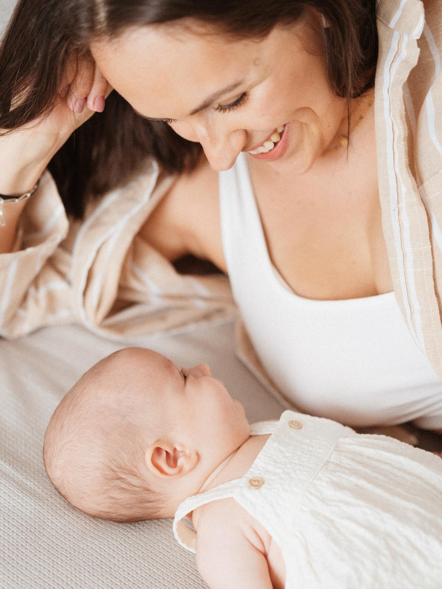 Cette famille. 🤍
Entre amour, entraide et douceur… cette séance m’a laissée profondément apaisée.
Des souvenirs pour la vie, dans votre cocon.
#motherhood #jumelles #babyjumelles #jumellesphotographie #seancebebe #seancephotobebe #seancephotonaissance #photographebebe #photographenaissance #photographenimes #photographemonptellier #photographefamille