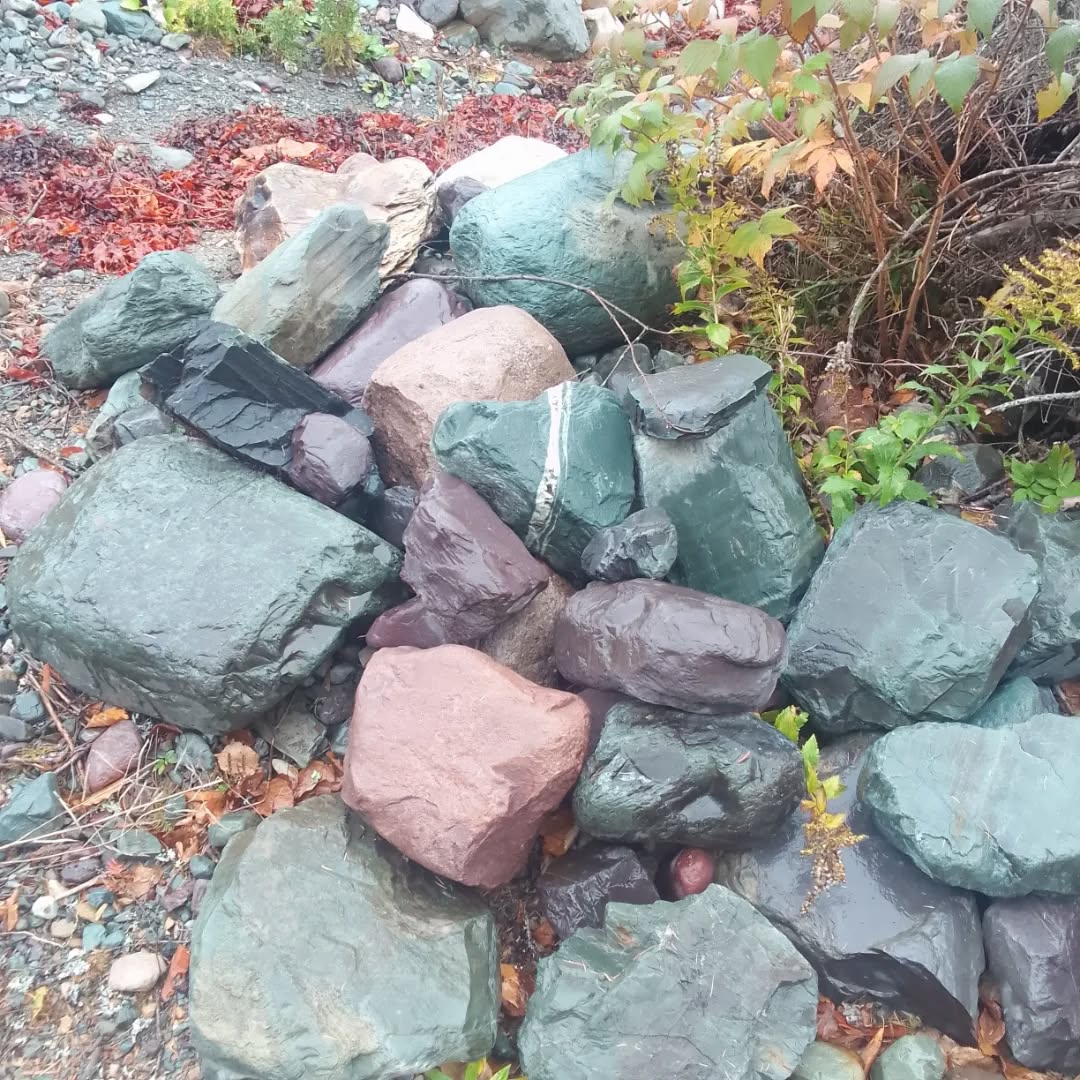 This pretty pile of rocks always makes me smile on grey days. 🩷🩵🤍🙏