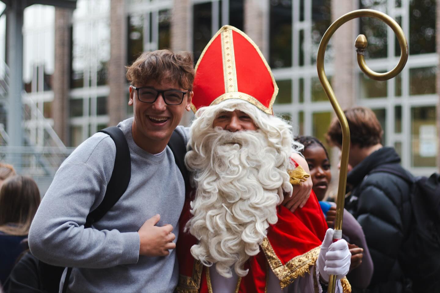 De Sint en zijn Pieten voelden zich bijna celebrities op onze speelplaats. ๐ธ Na de fotoshoots, babbeltjes met onze leerlingen en heel wat high fives vertrokken ze terug.
Tot volgend jaar! ๐๐ป
#sintbezoek #sai #sintaugustinusinstituut #dankjewel