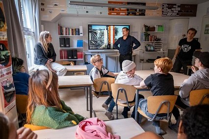 Läs dagens @svenskadagbladet där rektor Johnny pratar om icke-vinstdrivande skolors utsatthet i och med det minskande barnantalet i Stockholm! Gulliga elever som ställde upp på bild också🥺
