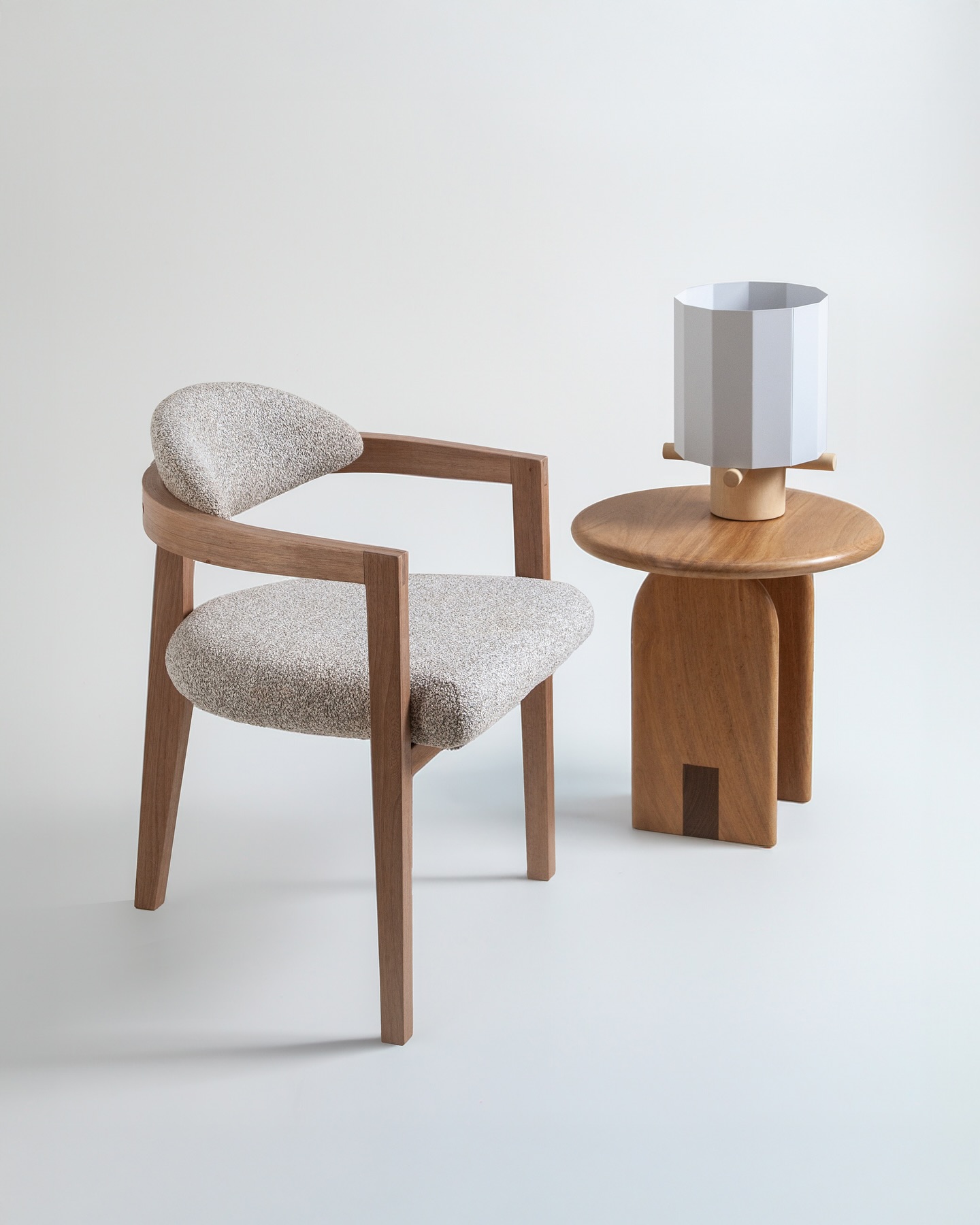 A marcenaria, que vem ganhando cada vez mais espaço nas peças, é toda feita de forma artesanal aqui no ateliê! ✨
Esse trabalho manual é parte essencial do processo: cada tentativa, desafio e êxito traz novos insights para a criação de peças inéditas e o aperfeiçoamento das que já existem.
A madeira é um material generoso, versátil e que todo mundo quer ter em casa! 🌳
.
👉 Qual é a peça de madeira do ateliê que você mais gosta?
.
1 – Poltrona Bow, Mesa Cogu Alta, Abajur Tora
2 – Cadeira Arco, Mesa Lastro
3 – Mesa Canoas
4 – Cadeira Corda
5 – Mesa Cogu Alta
6 – Abajur Arbo
7 – Poltrona Bow
8 – Mesa Lastro
9 – Mesa Cogu Baixa
10 – Cadeira Arco
11 – Cadeira Corda
12 – Pendente Copa
.
#vitaloficina #marcenaria #woodworking #designartesanal #marcenariatradicional #encaixes #slowdesign #madeiramaciça #designbrasileiro #designautoral #marcenariaautoral